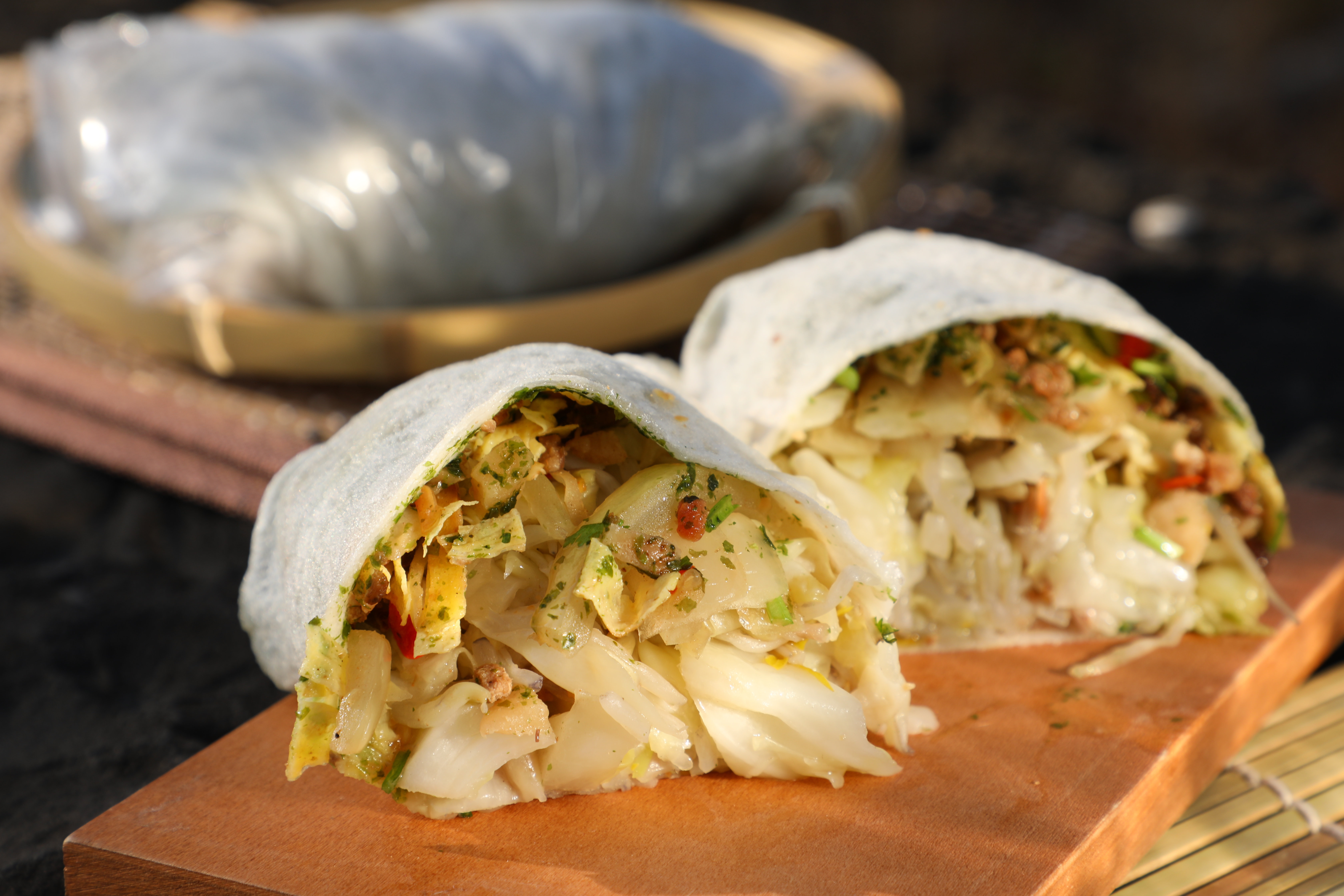 粘全的「潤餅」包裹蔬菜、蛋絲、菜脯等配料，加辣更好吃。（70元／捲）