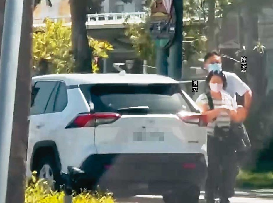 陳宏平妻兒來訪時，偵防車變成遊覽車，員警則成為免費司機。（讀者提供）