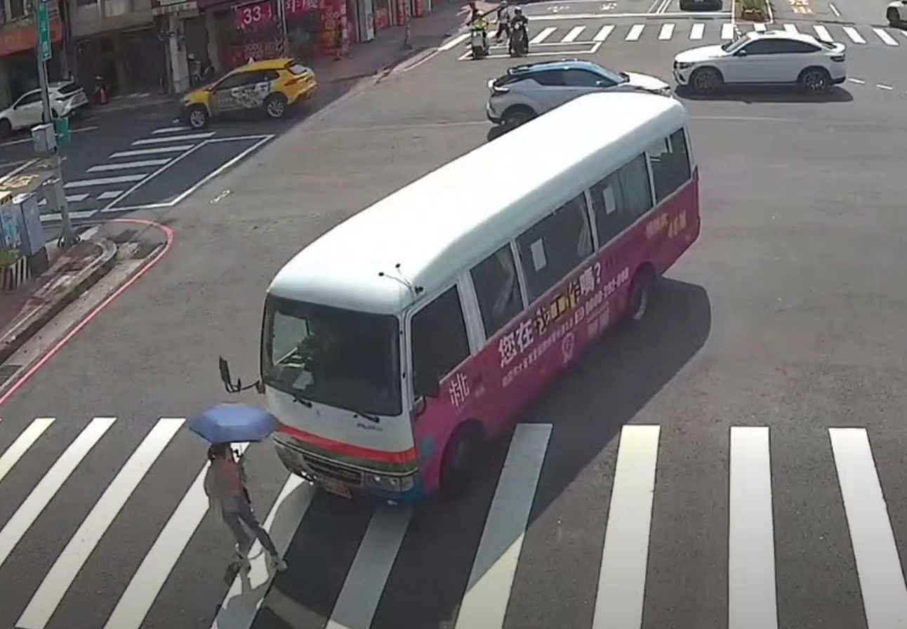 桃園市中壢區免費市民公車轉彎時未減速,將過馬路的市民撞飛,市府宣布開罰。(翻攝自彭俊豪臉書)
