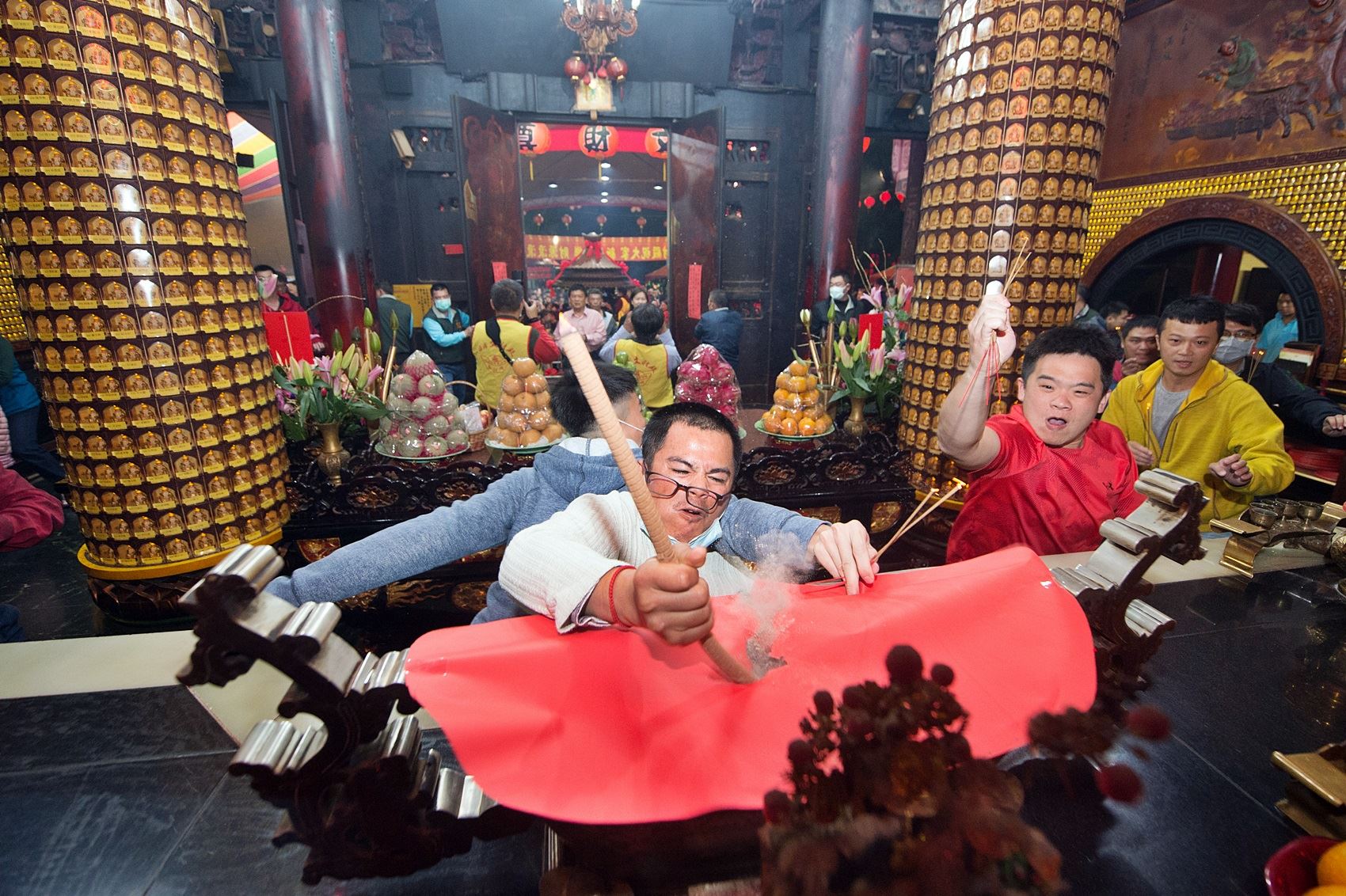 易經命理專家高輔進分析12生肖年運，供民眾趨吉避凶。圖為嘉義市文財殿民眾搶頭香畫面。（翻攝嘉義市政府網站）