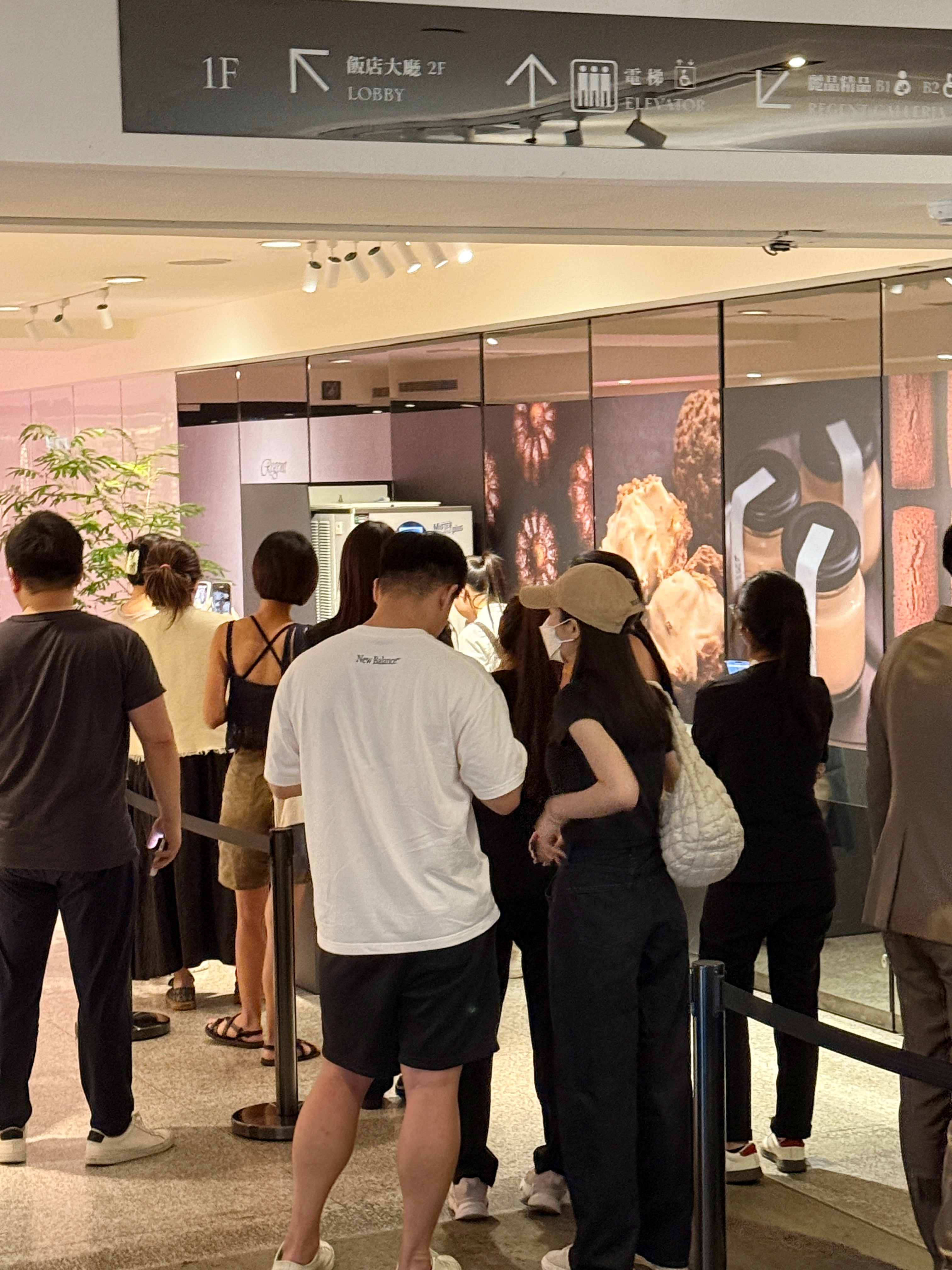 DOLCE TACUBO來台快閃至11月19日，甜點控排隊想一嘗花漾霜淇淋。