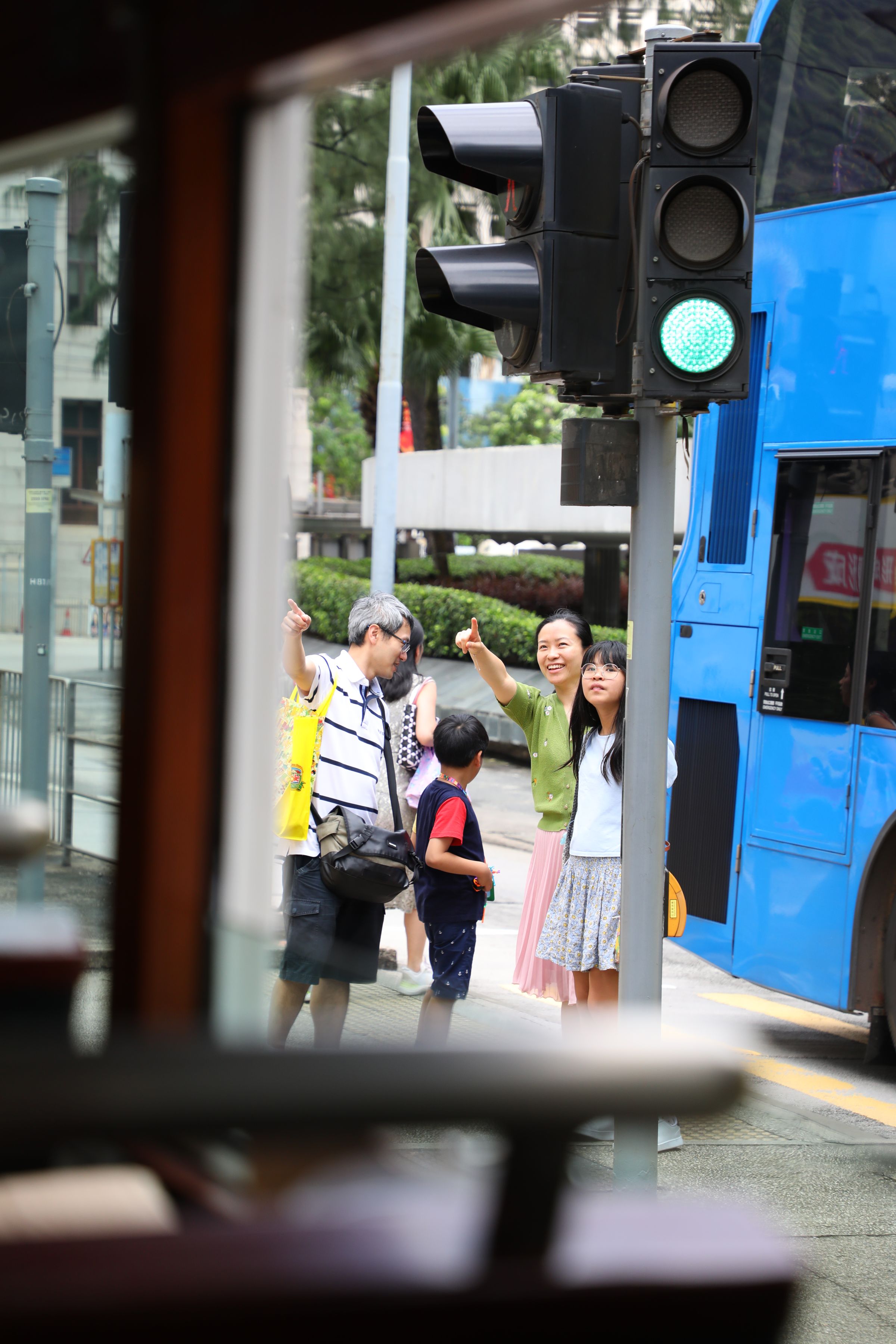 爸爸媽媽指著電車給兒女看,彷彿分享自己的童年記憶。