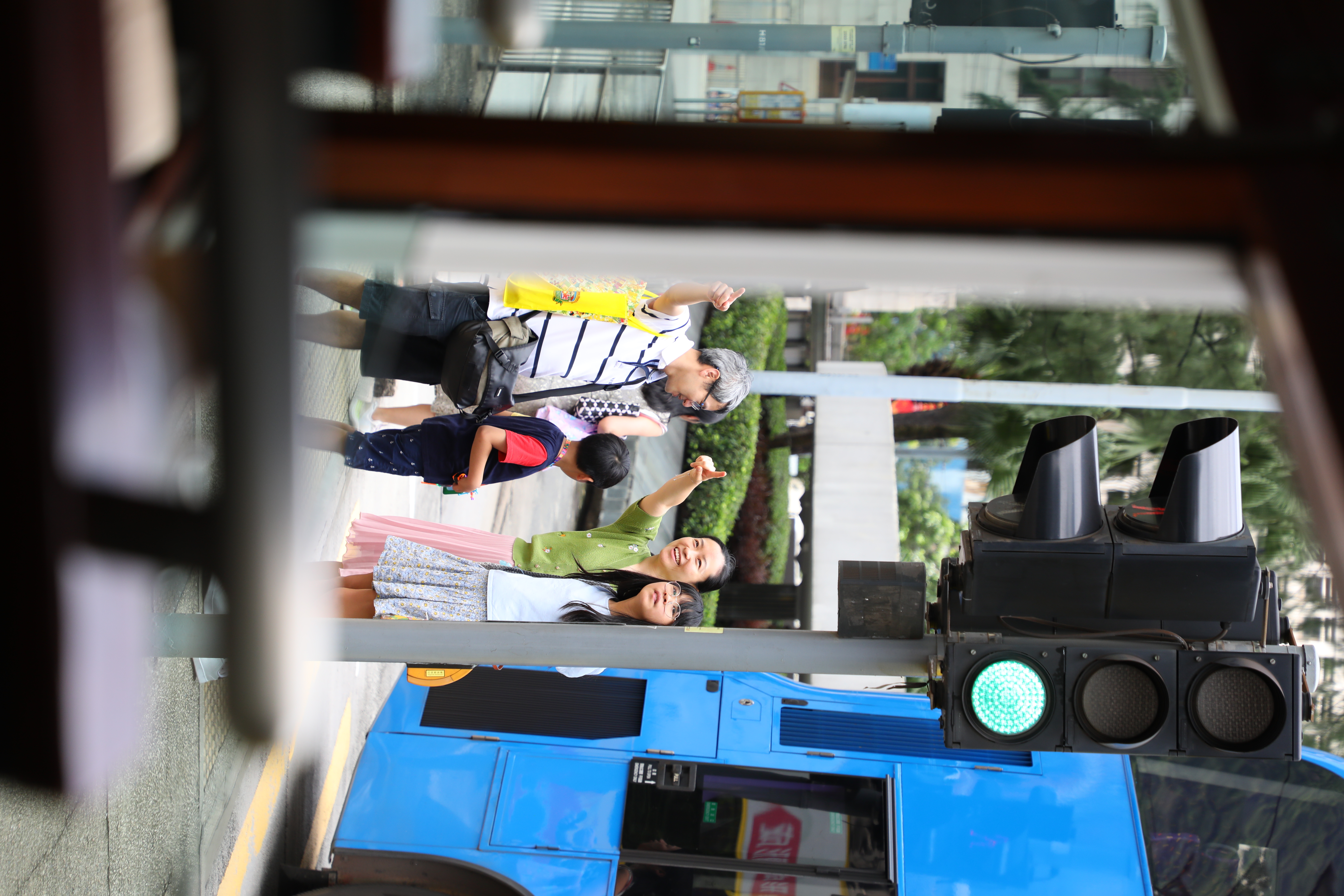 爸爸媽媽指著電車給兒女看，彷彿分享自己的童年記憶。