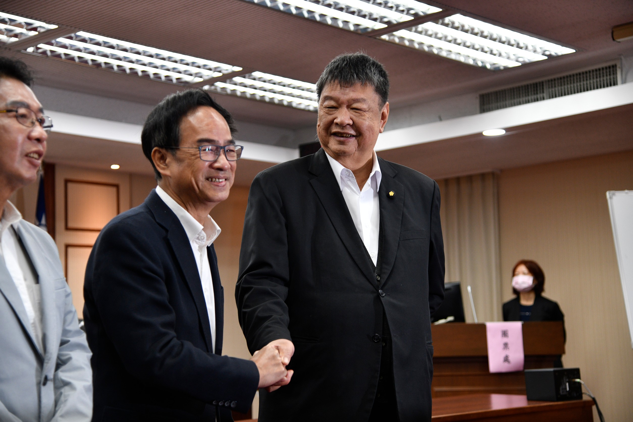 李昆澤（左）、陳雪生（右）當選為交通委員會召委，並未像外界傳言「國民黨禮讓民眾黨1席召委」。