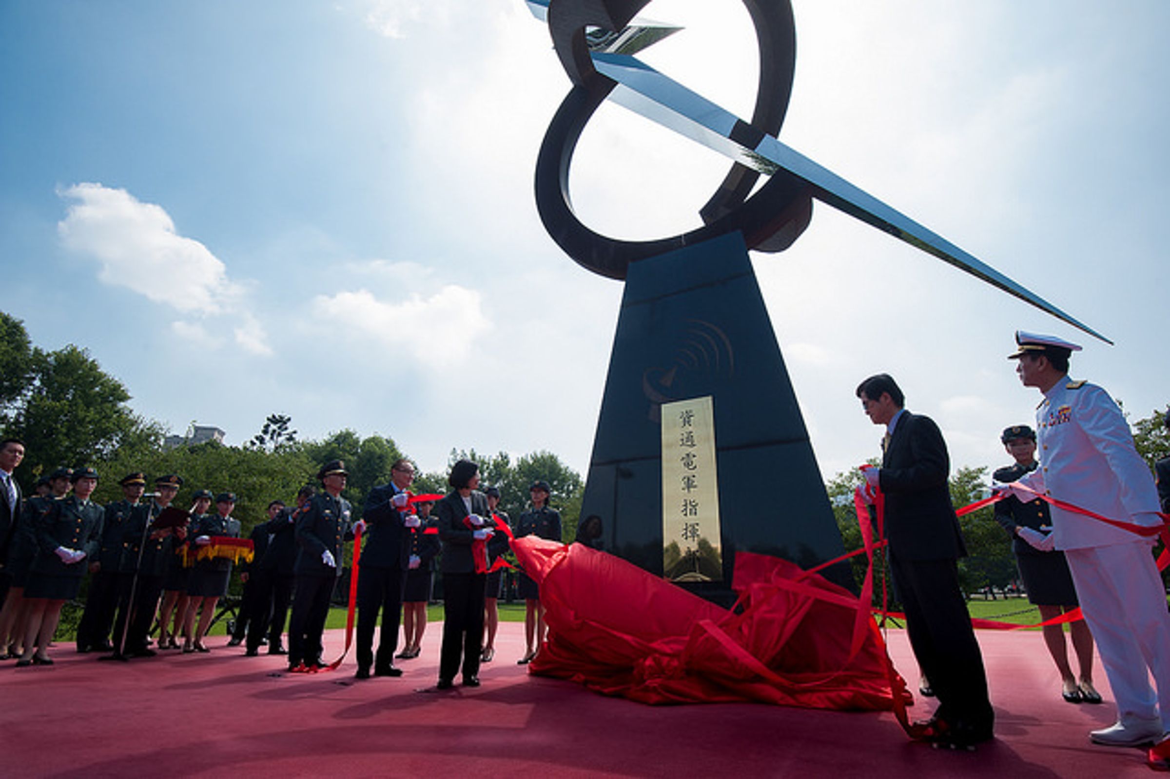 圖為前總統蔡英文當時參加資通電軍指揮部成軍揭牌儀式。（總統府官網）
