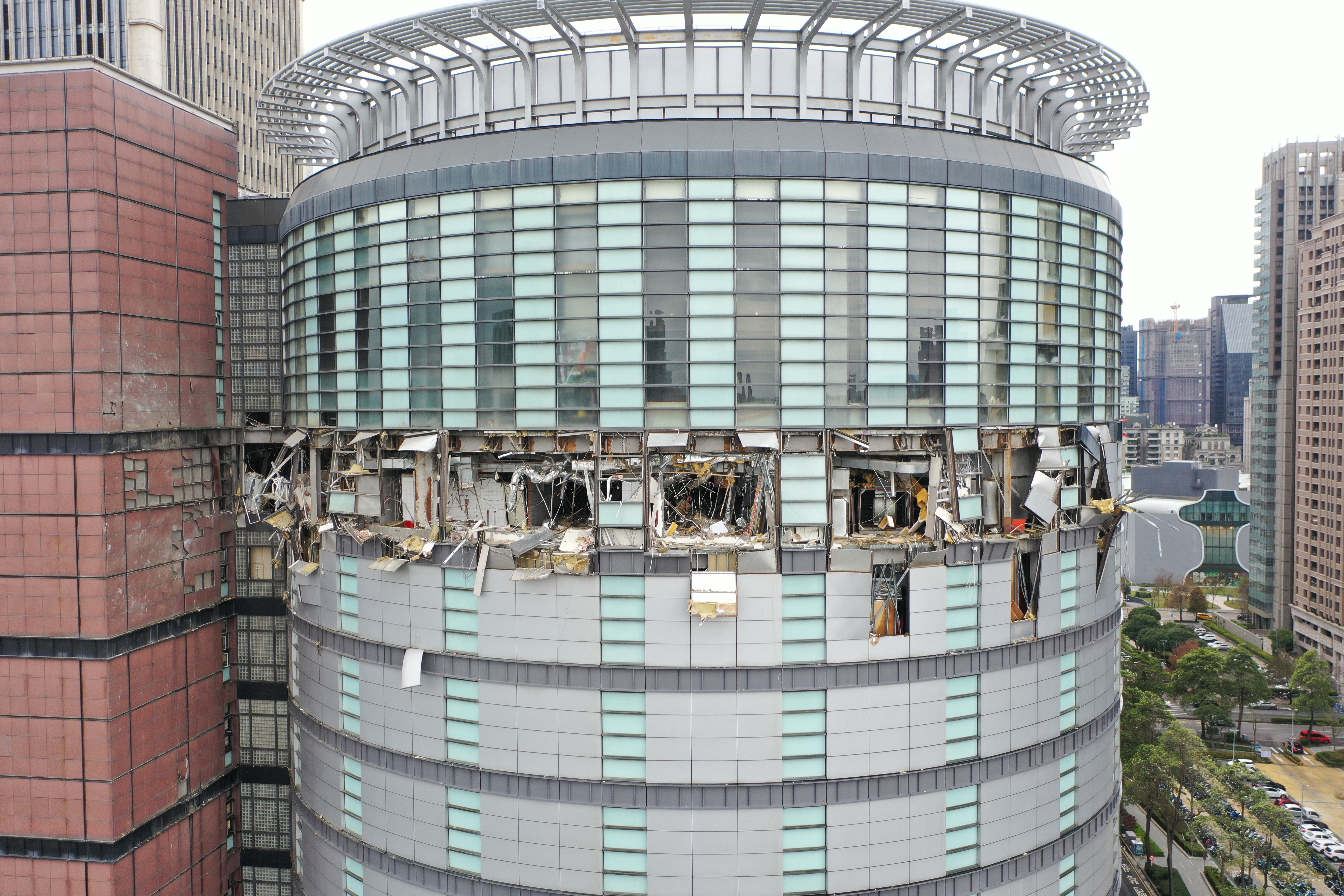 台中新光三越百貨氣爆造成重大傷亡。