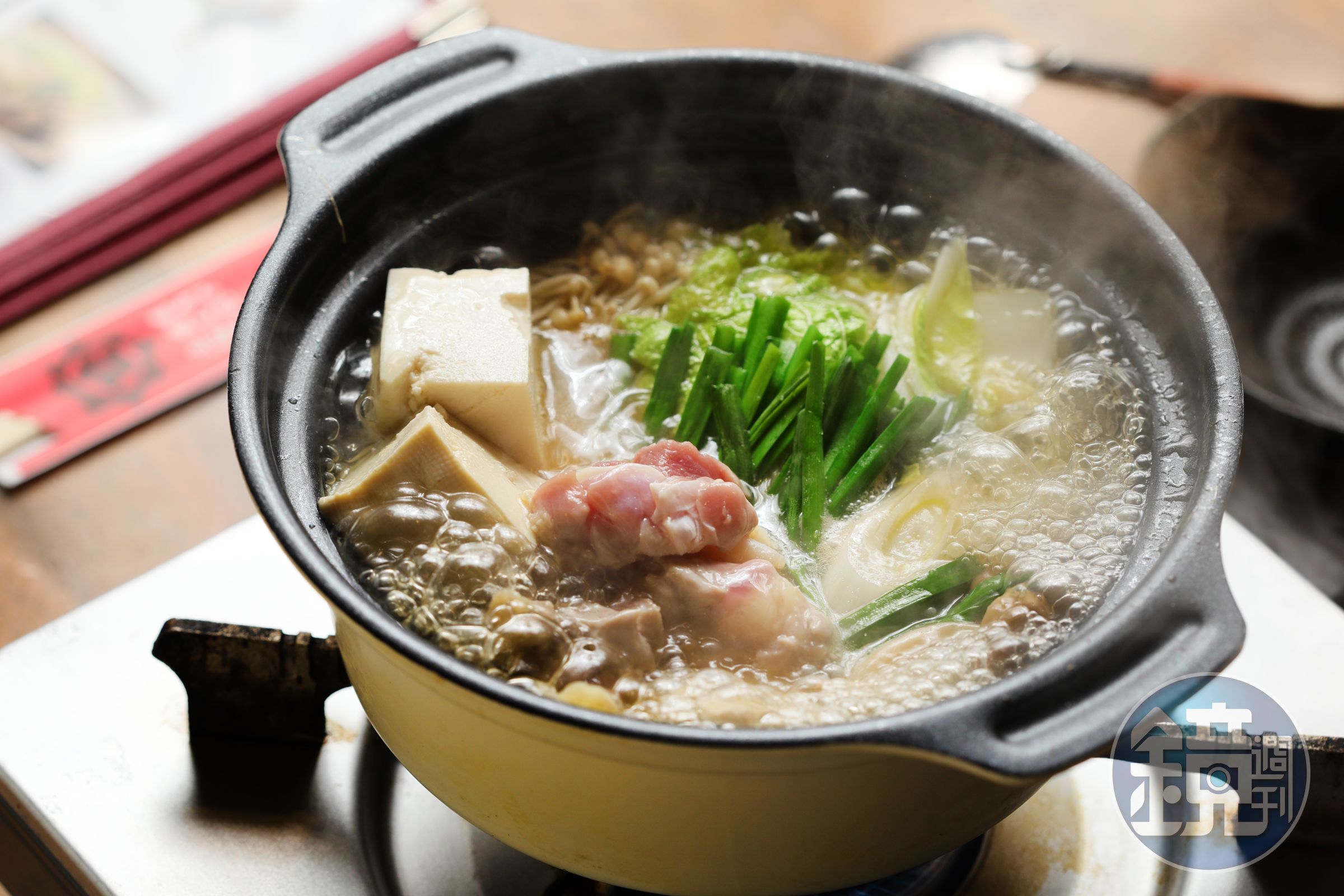 「軍雞鍋」使用產量稀少的純血鬥雞製作，肉質緊實、雞皮Q脆，湯頭鹹甘有味。（1,600日圓／鍋，約NT$356）