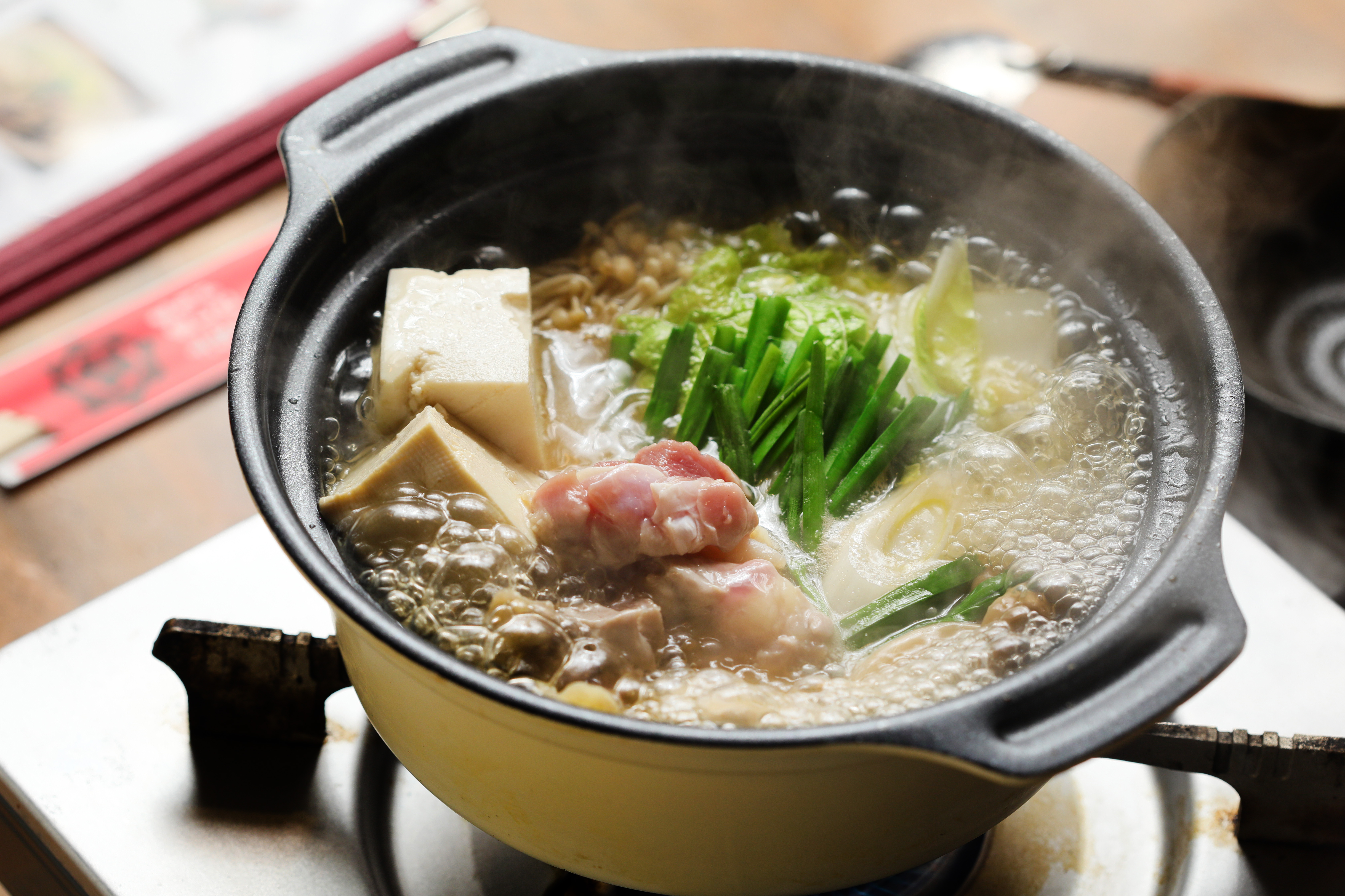 「軍雞鍋」使用產量稀少的純血鬥雞製作,肉質緊實、雞皮Q脆,湯頭鹹甘有味。(1,600日圓/鍋,約NT$356)