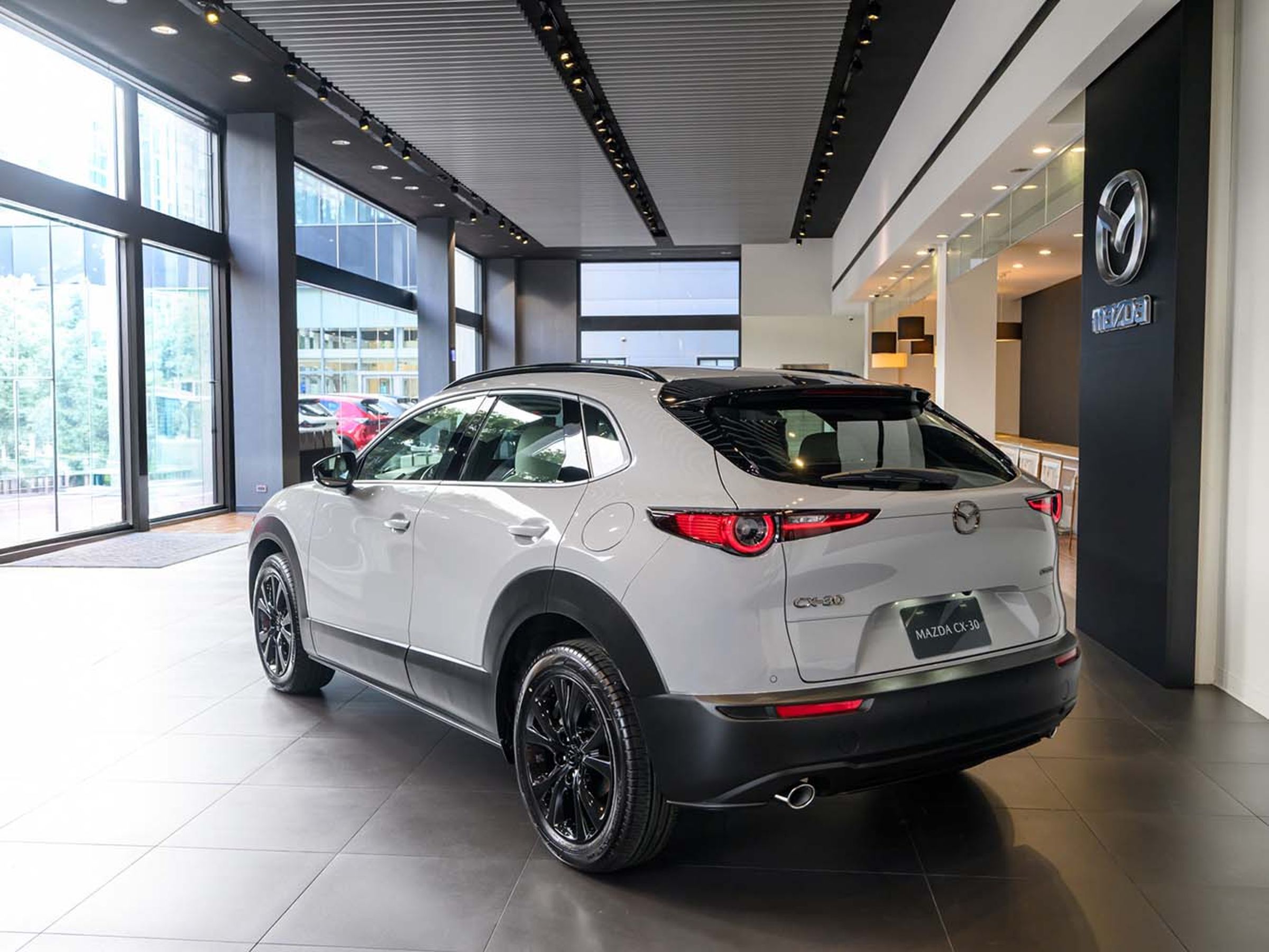 27年式的 CX-30 新增天際灰車色。