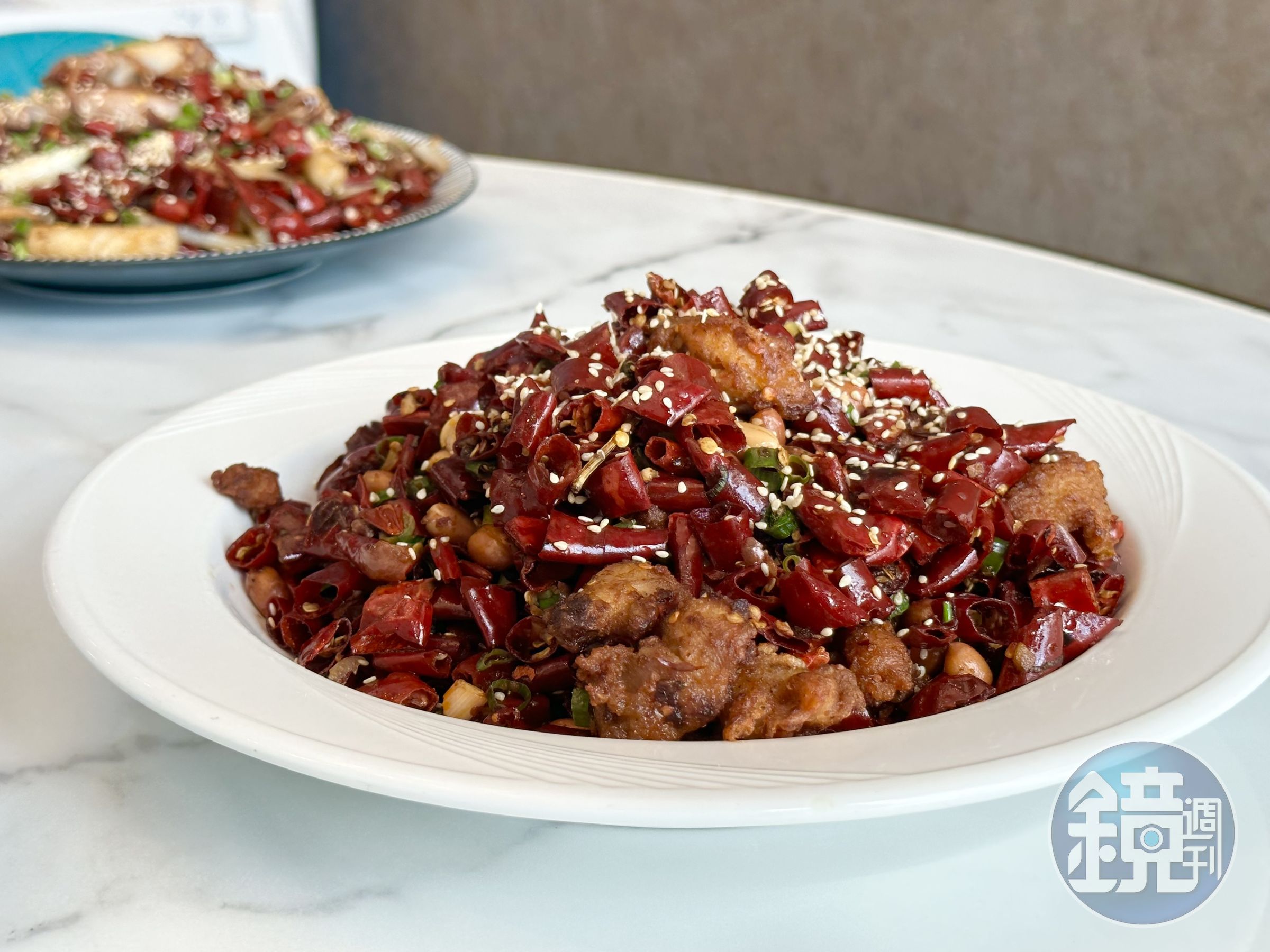 「歌樂山辣子雞」用大量成都進口的乾辣椒,爆炒酥炸過的雞腿肉,麻辣重味,十分下飯。(398元/份)