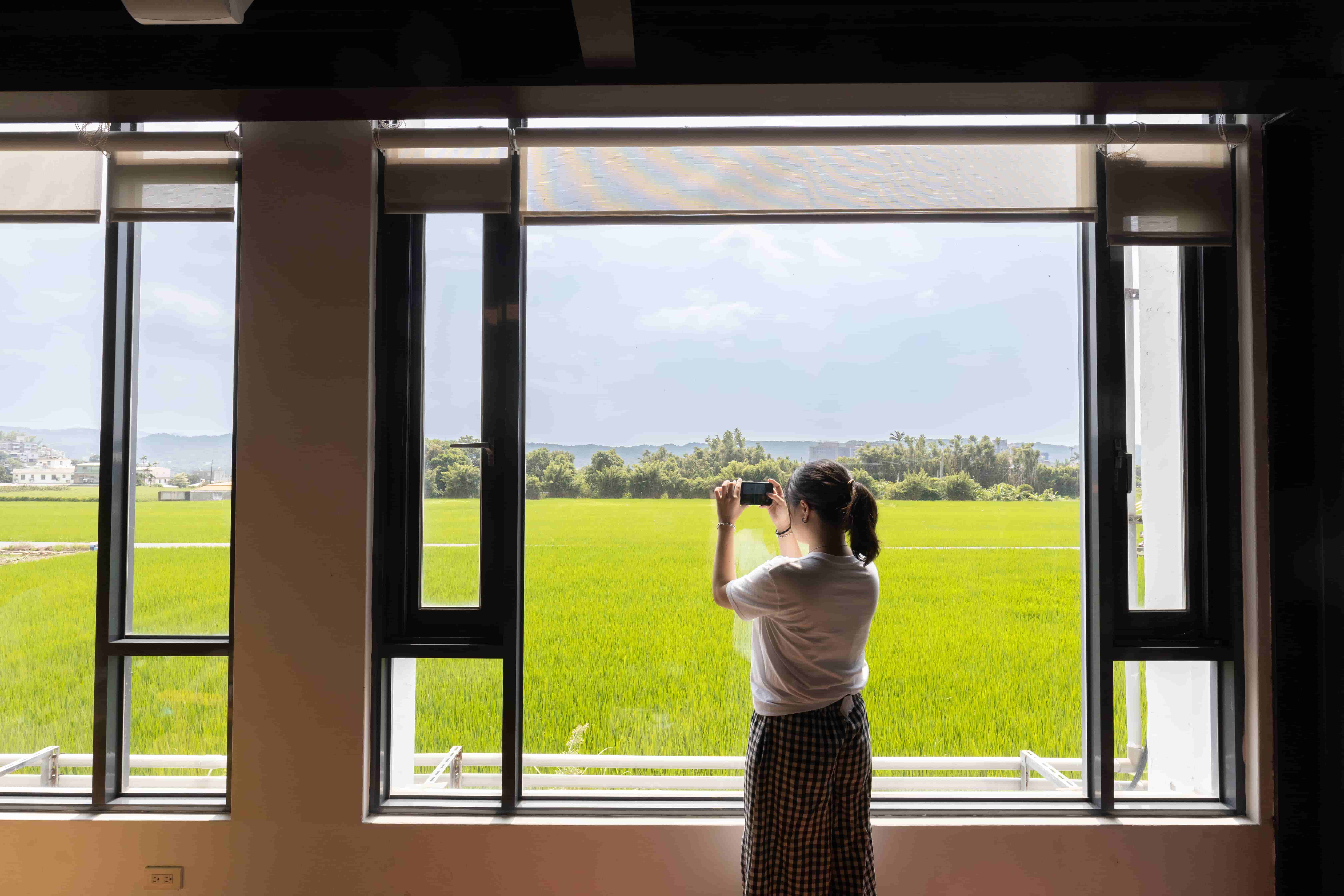 「新埔鎮農會咖啡廳」採光極佳，一踏入就能從落地窗看見大片稻田美景。                   
