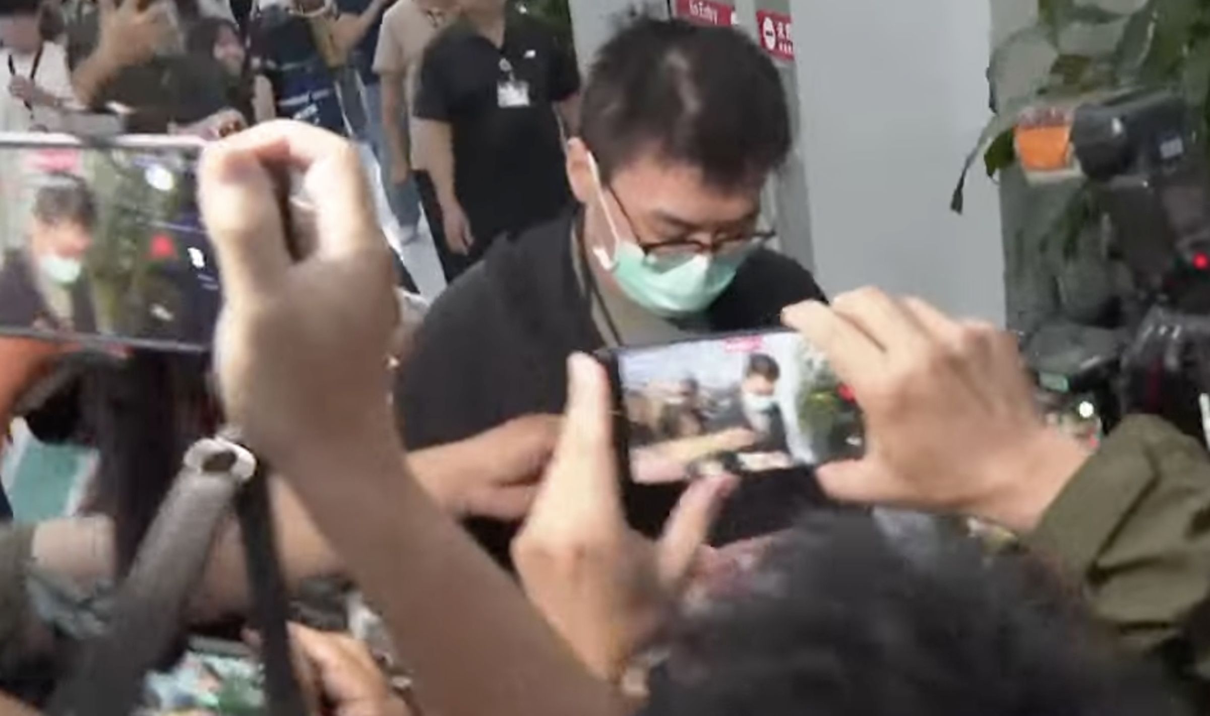 趙建銘今晚自越南返抵高雄小港機場,大批媒體早在現場守候。