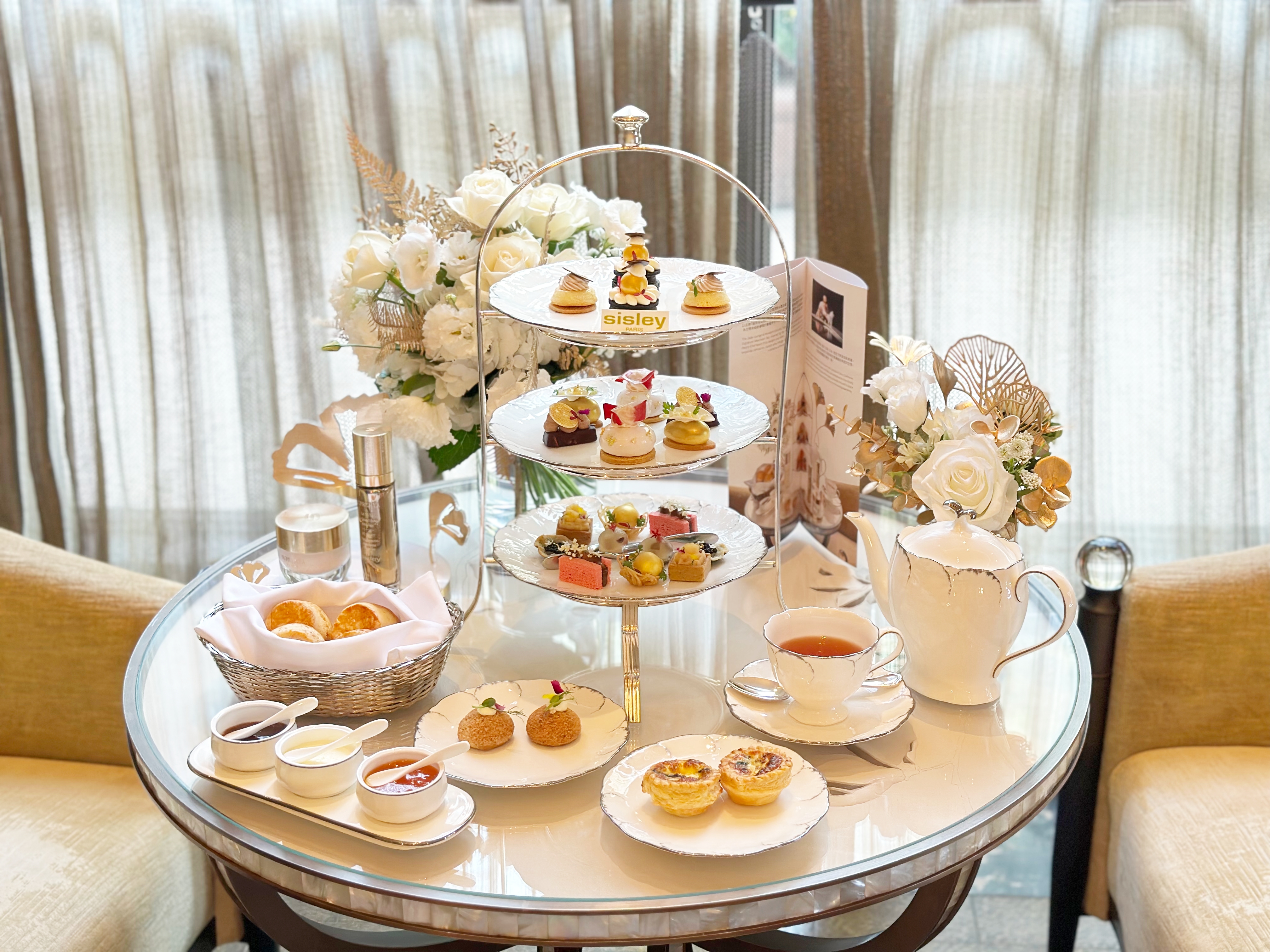台北文華東方酒店攜手保養品牌Sisley，將於11月1日至11月30日推出期間限定「奇蹟逆時」聯名下午茶饗宴。