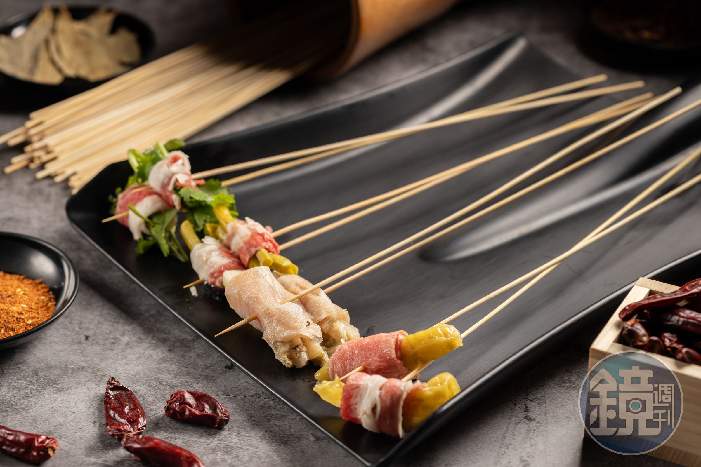 老闆特製的「香菜牛肉」（左起）「酸豆牛」「酸白菜豬」「泡椒牛肉」都是必拿串串。（皆12元／串）