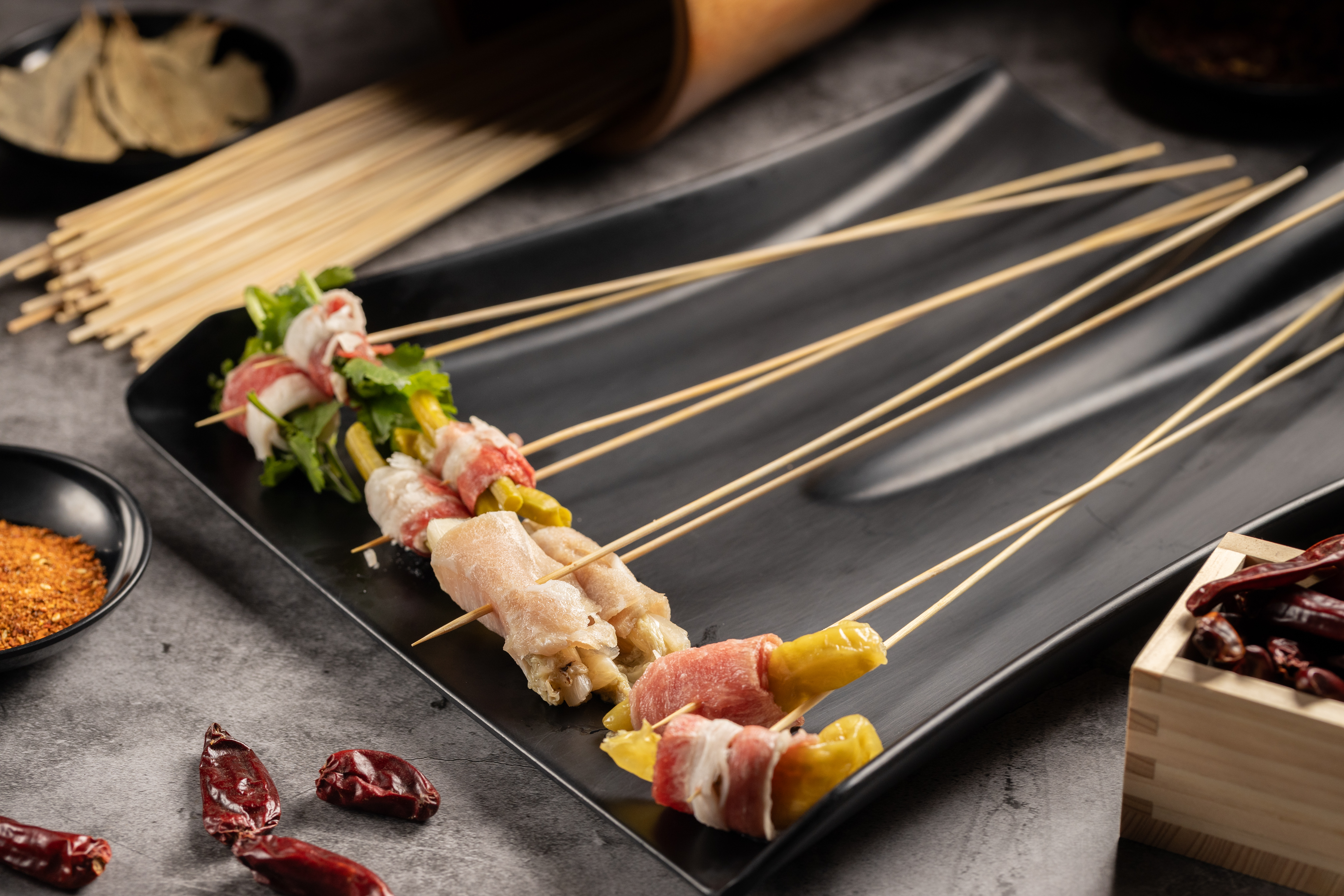 老闆特製的「香菜牛肉」（左起）「酸豆牛」「酸白菜豬」「泡椒牛肉」都是必拿串串。（皆12元／串）