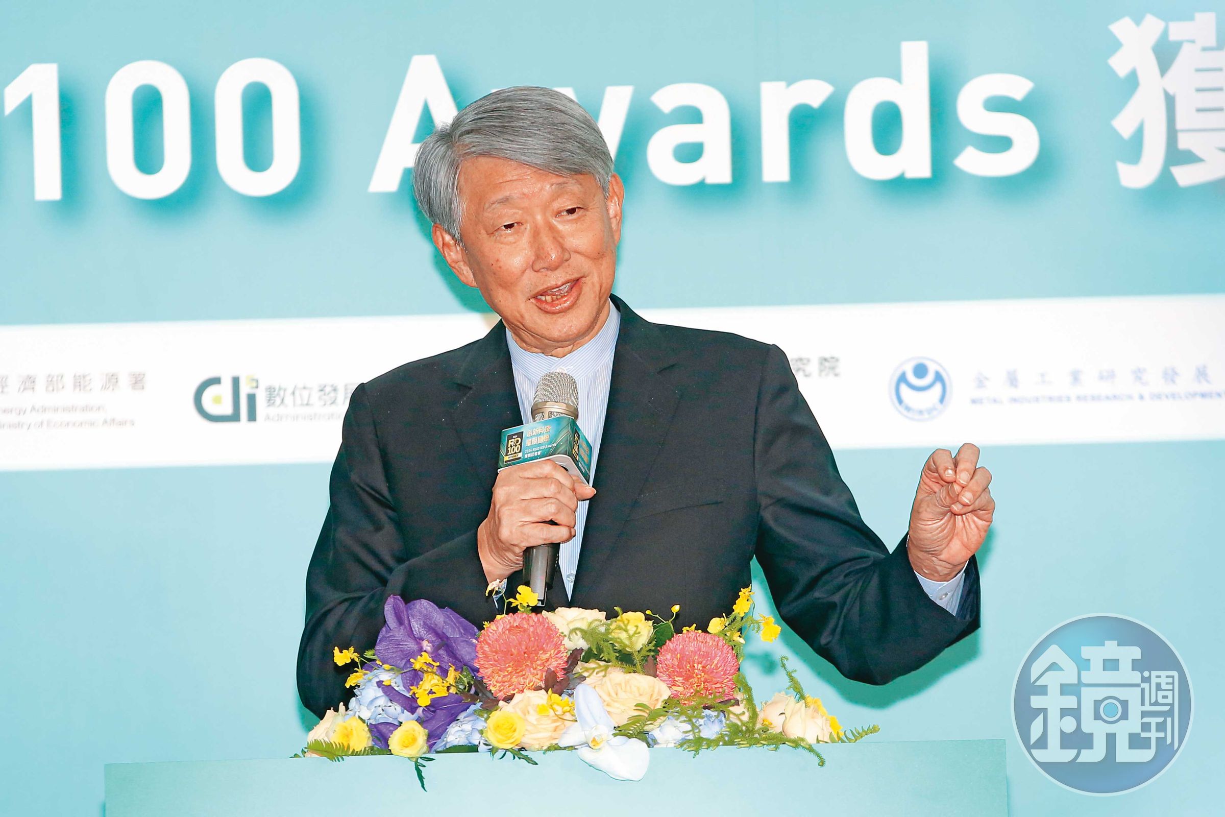 經濟部長郭智輝(圖)拋出「菲律賓種電」構想,透過海底電纜或船運載回台供電。