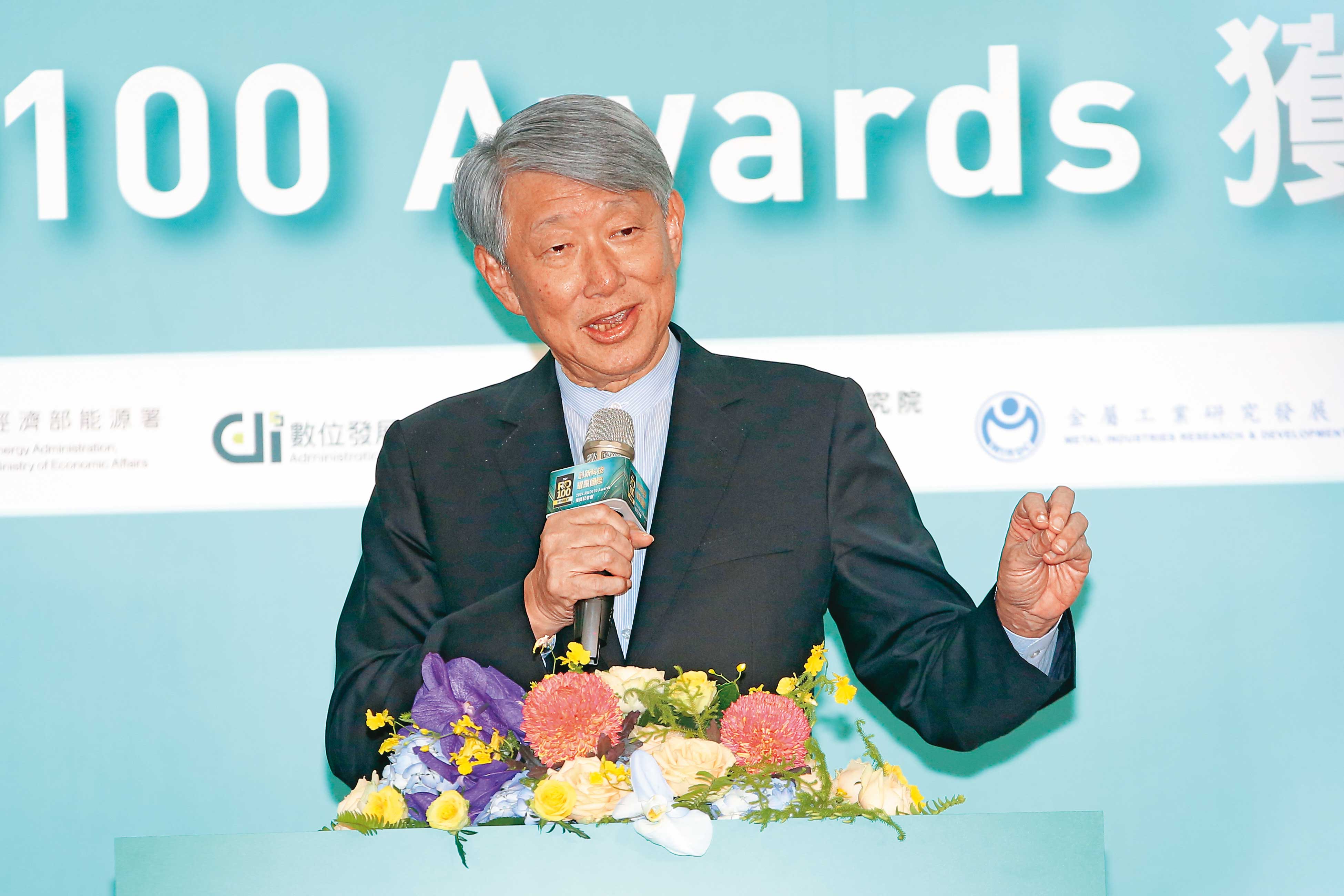 經濟部長郭智輝（圖）拋出「菲律賓種電」構想，透過海底電纜或船運載回台供電。