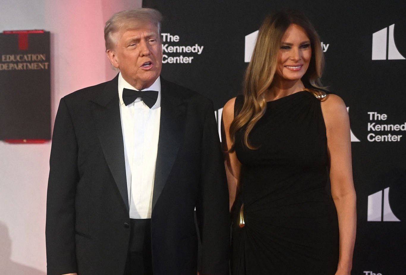 川普和夫人梅蘭妮亞晚上去看音樂劇《悲慘世界》首演。（翻攝X@MELANIAJTRUMP）