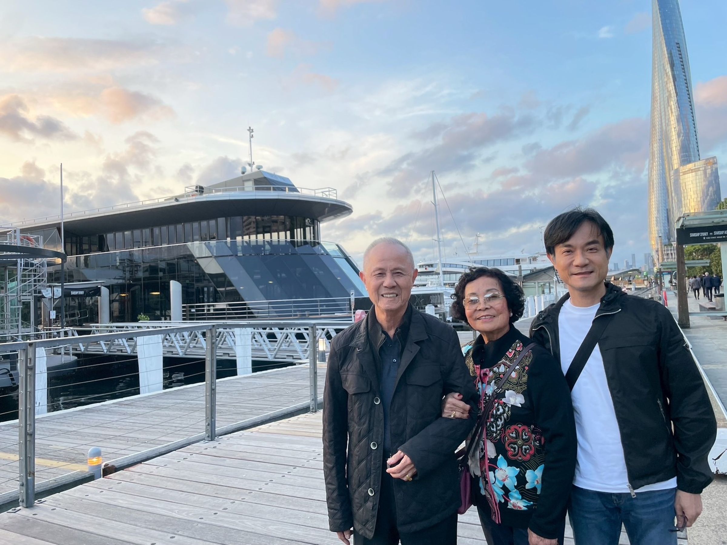 出身台南新營的黃仲銘（右），從小家境雖清苦，但父母卻非常有遠見栽培他讀書翻轉人生。（黃仲銘提供）