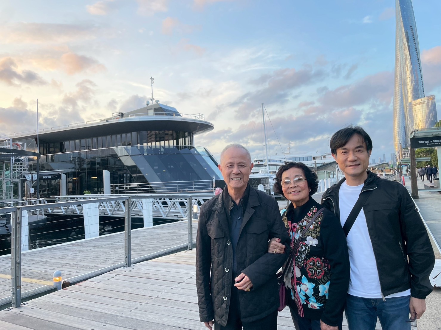 出身台南新營的黃仲銘（右），從小家境雖清苦，但父母卻非常有遠見栽培他讀書翻轉人生。（黃仲銘提供）