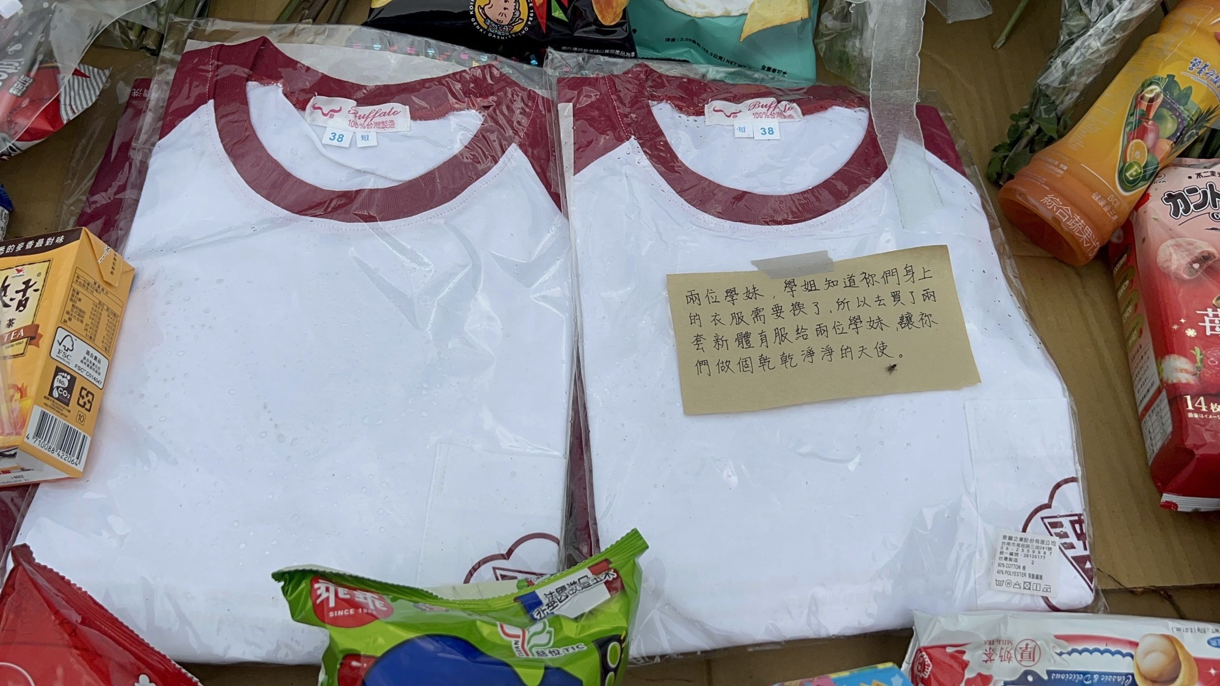 民眾送上新制服，願車禍罹難女學生一路好走。（警方提供）