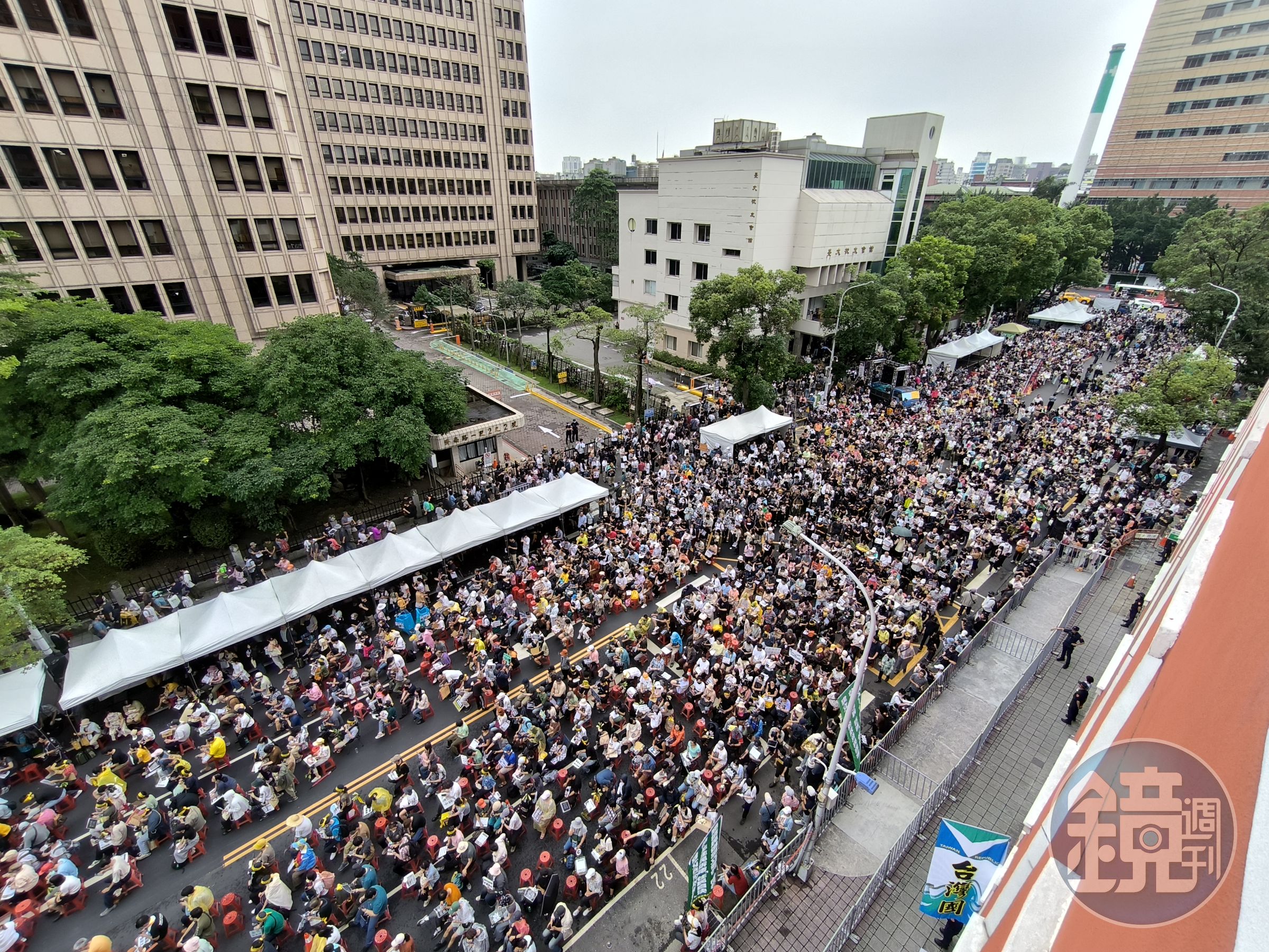 立法院會今(24日)續審國會職權修正相關法案,場外民團聚集逾萬名民眾表達訴求。