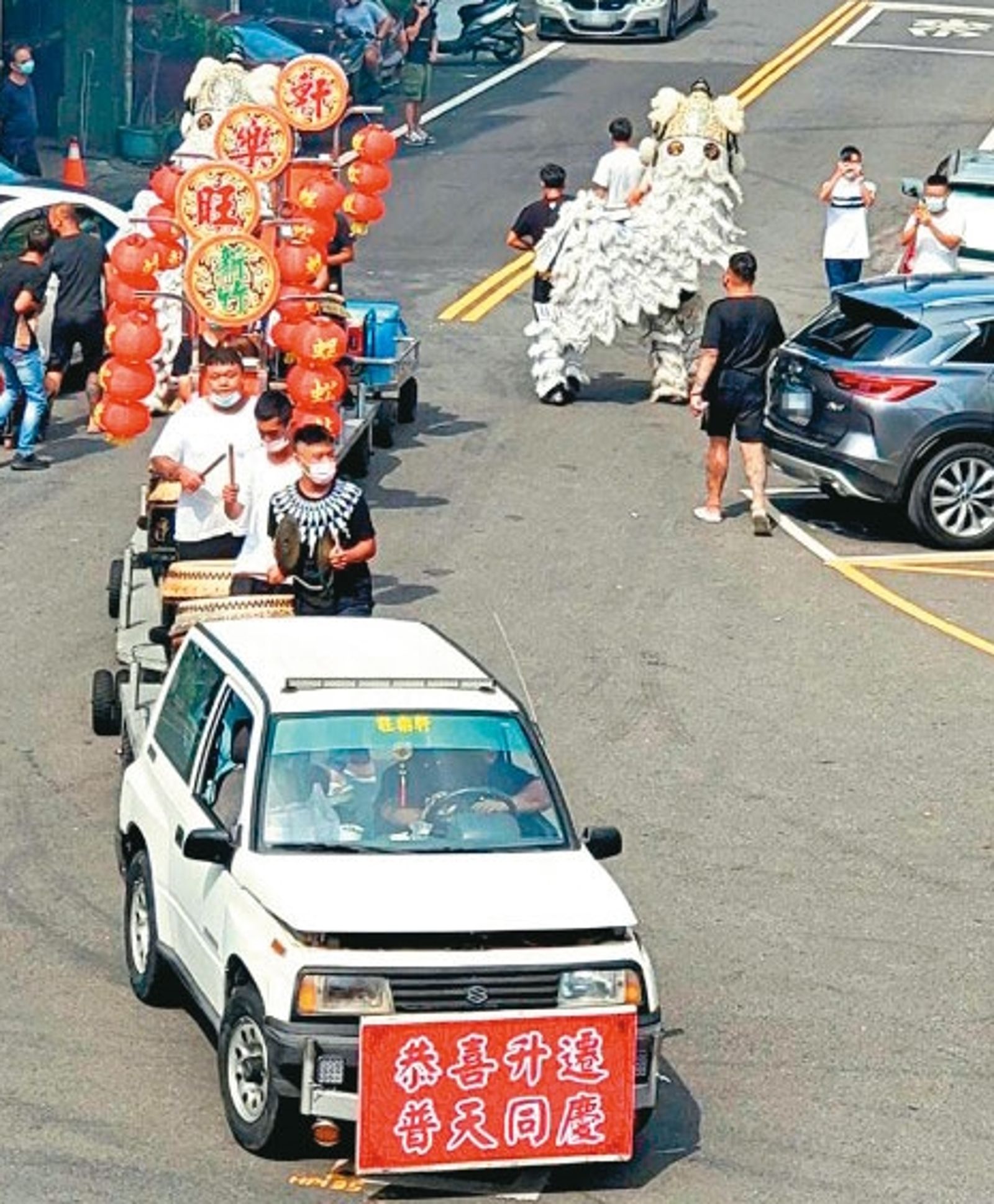 三環幫曾派佛祖車、蜈蚣陣、白舞獅挑釁警方,作風十分囂張。(翻攝畫面)