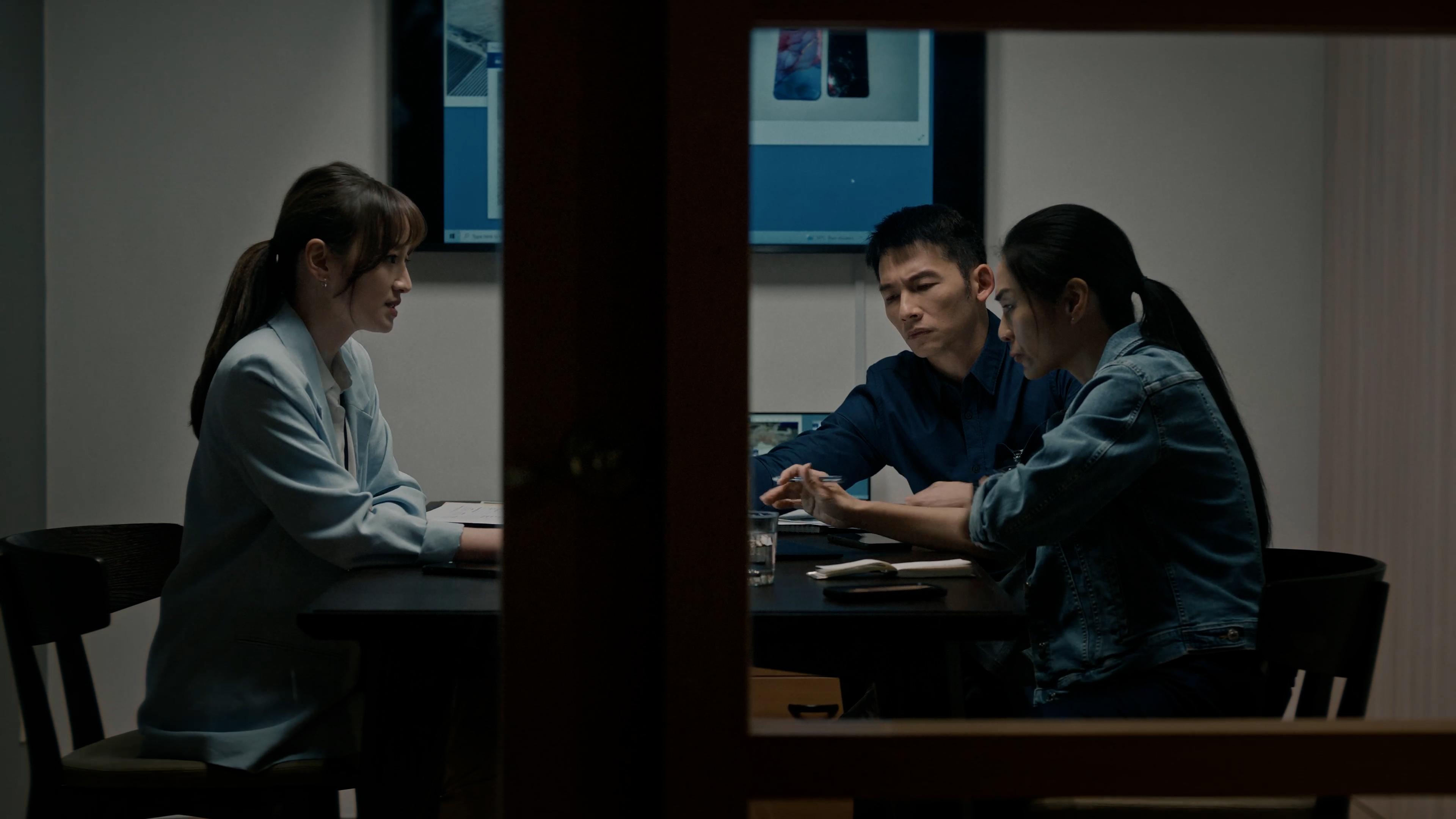 《深網》陳雪甄(右起)和温昇豪、李京恬一起抽絲剝繭尋凶。(HamiVideo提供)