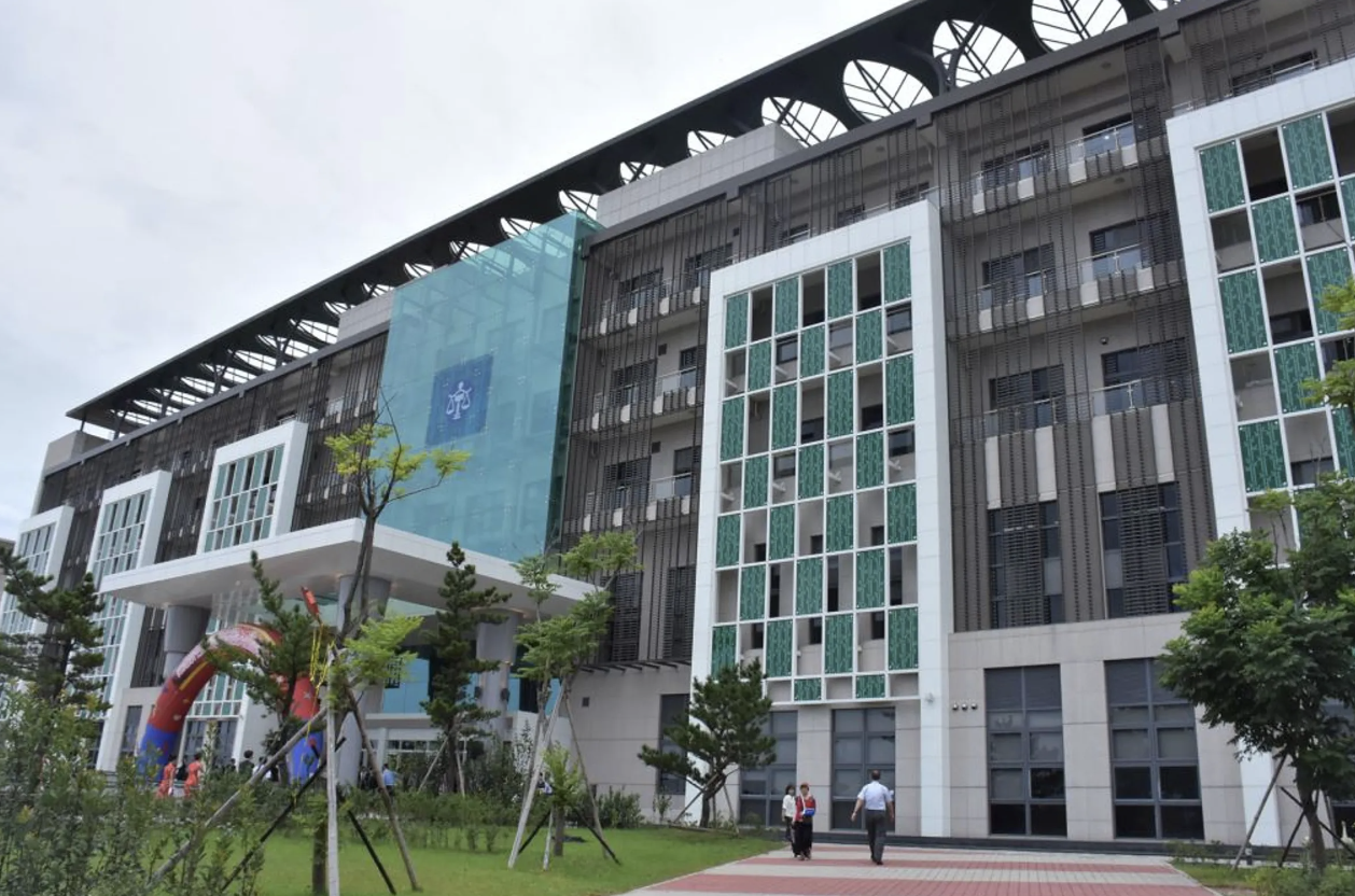 新竹1名狼父3年前對2名未滿7歲的女兒手伸進她們衣內撫摸，還抱著2女用下體頂撞。（翻攝自縣府官網）