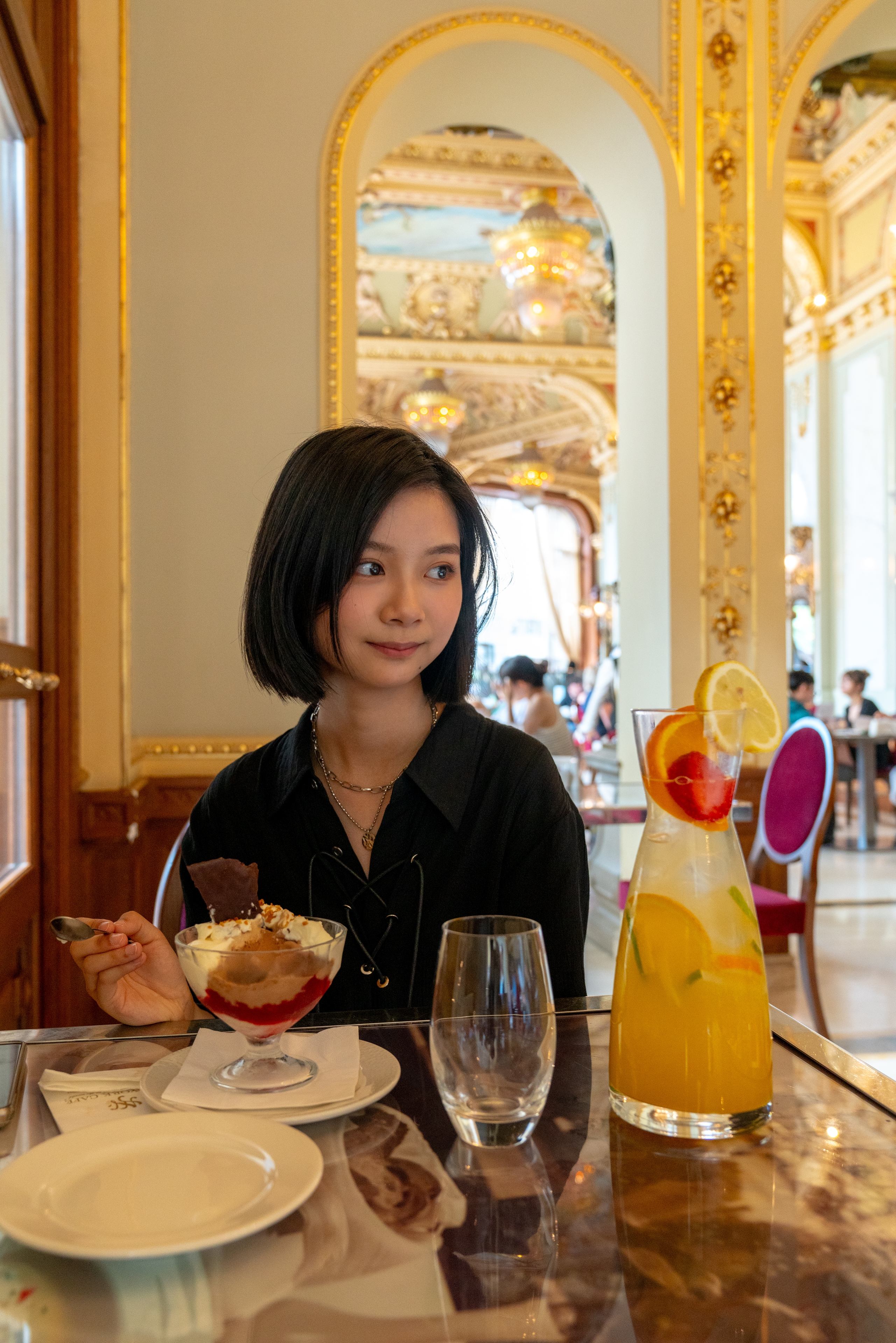 于卉喬享用歐洲當地美食。 （光意娛樂提供）