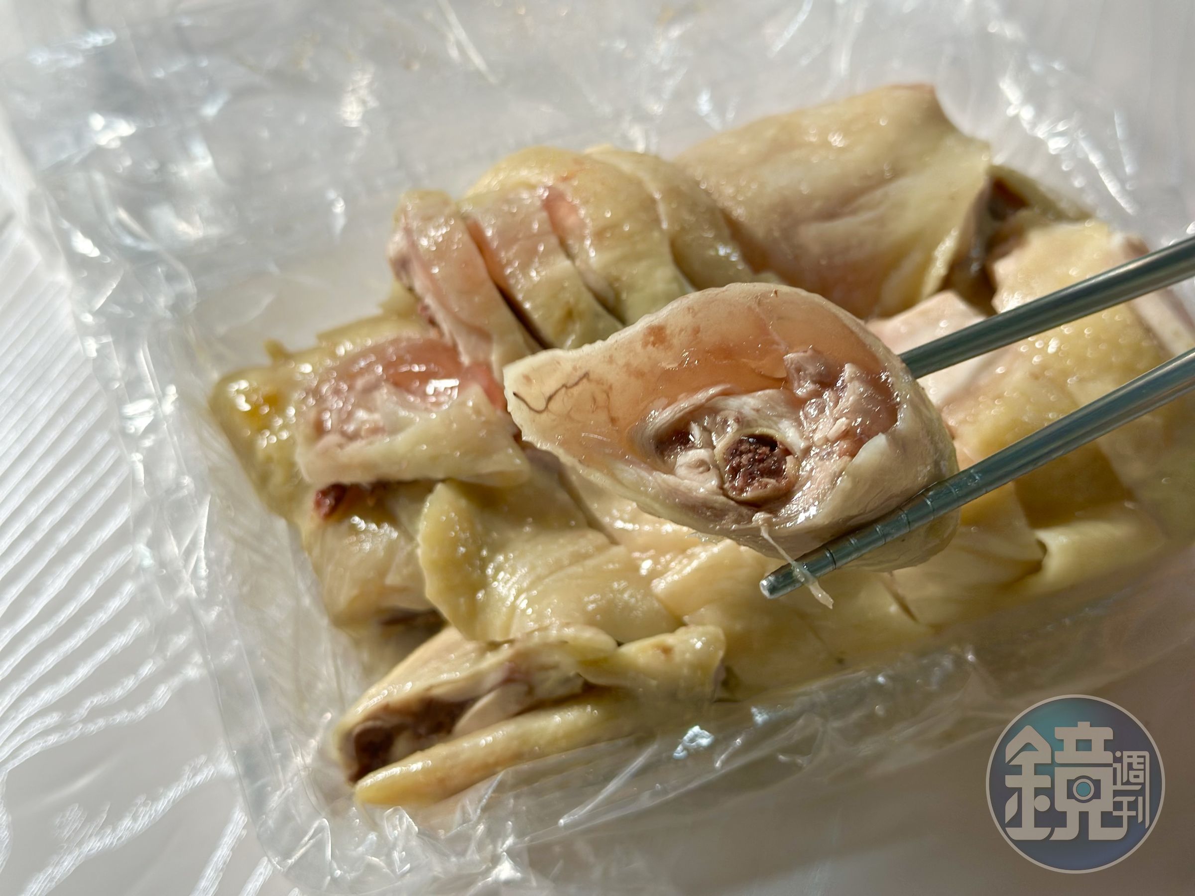 「鹽水果凍雞」肉嫩入味，因為有高湯凍的鮮甜，不沾醬都好吃。（325元／半隻）