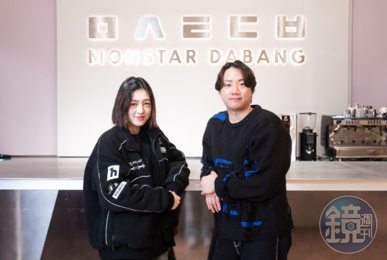 李正律(右)與朱謙雅在K-MONSTAR微風南山門市的咖啡廳空間受訪,分享來台展店心路歷程。