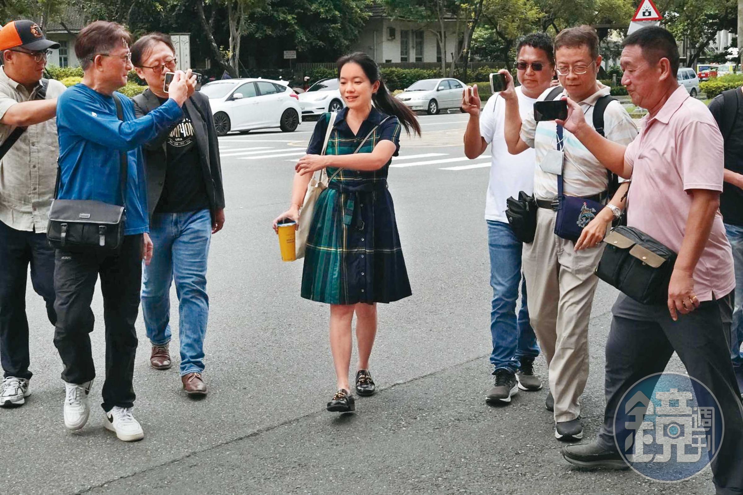 2026/08/17 09:40 陳幸妤(中)大嘆在家如跟幽靈同住,再爆趙建銘利用網路分身「多線發展」。