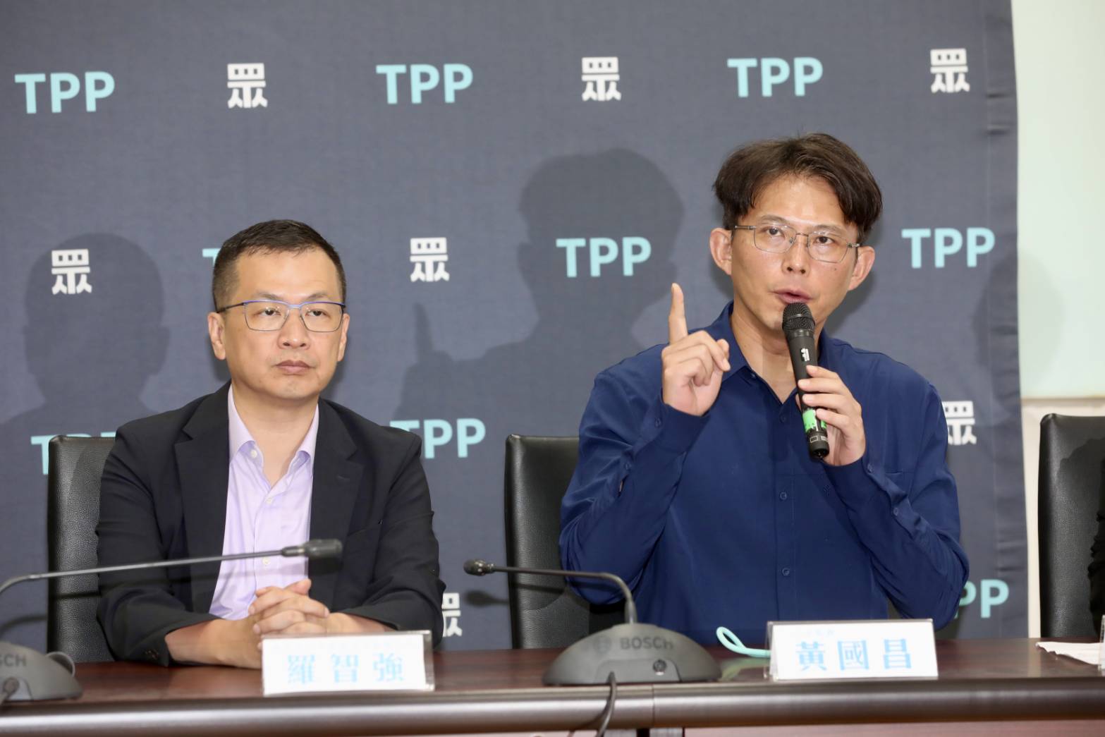 黃國昌今上午出席「廢除酬庸監院」記者會。（鏡報林煒凱攝）