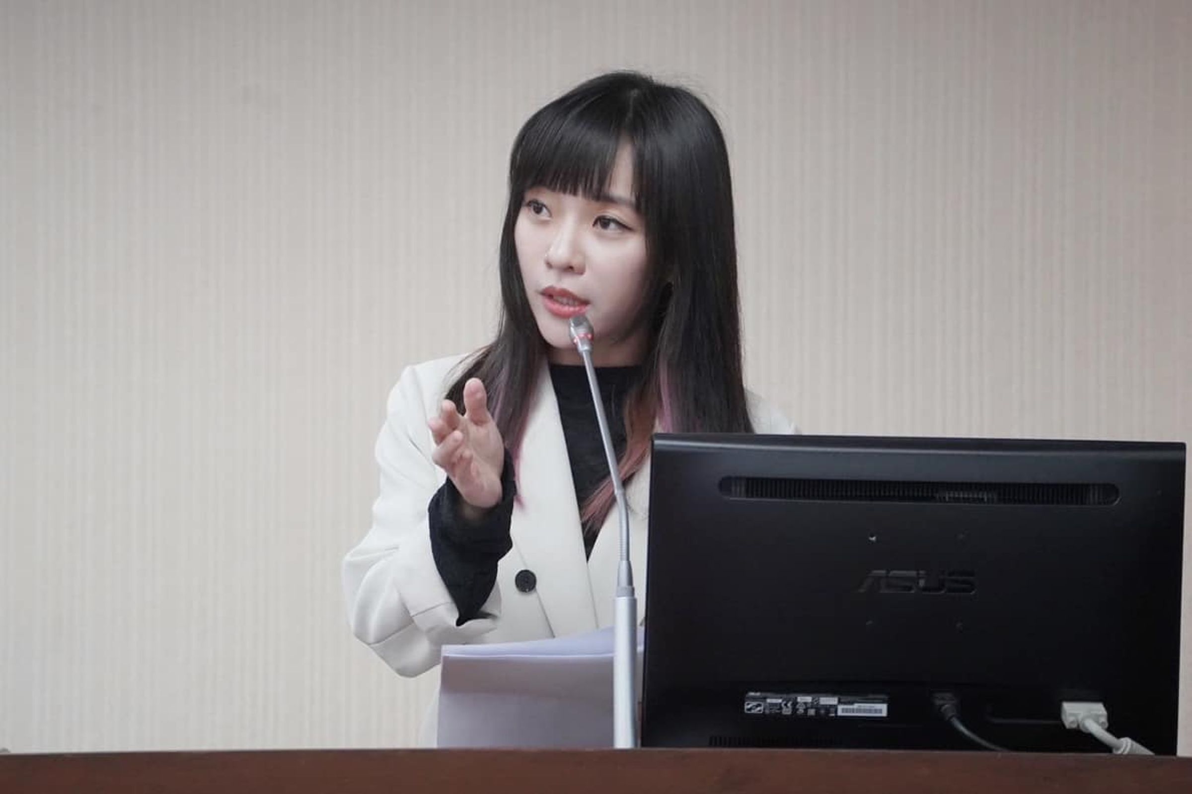 黃捷表示,民進黨團先前發表有關南韓戒嚴令的文章,小編並不是她。(翻攝自黃捷臉書)