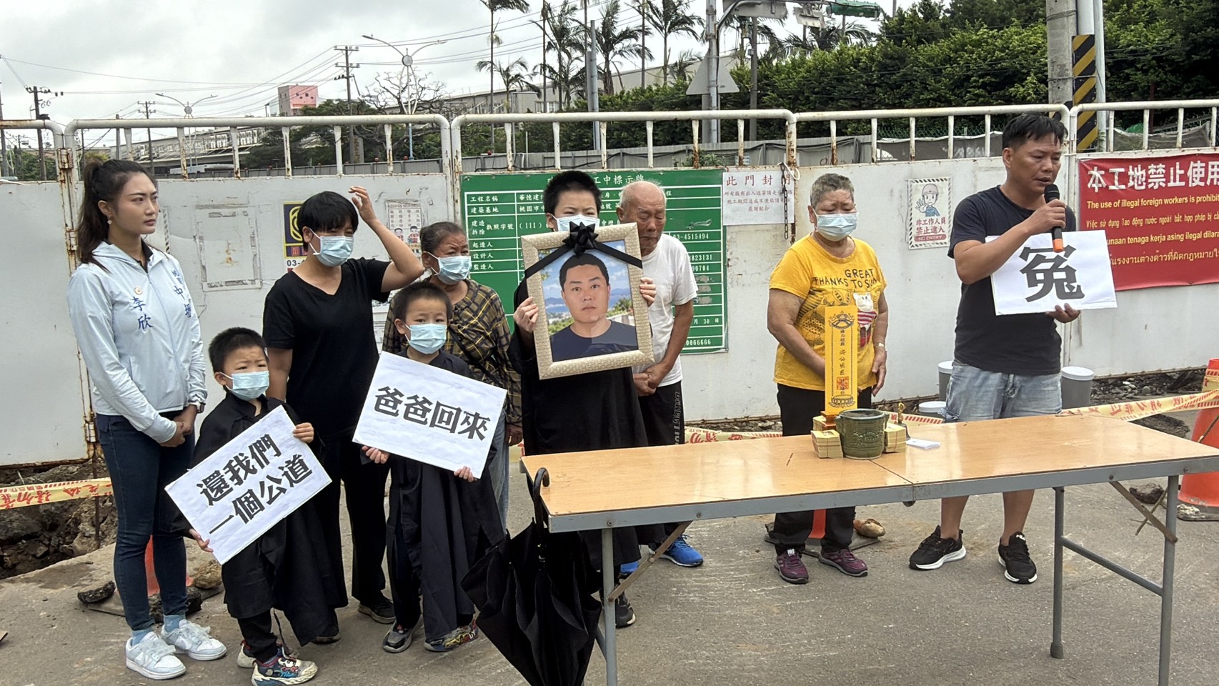 死亡的游姓包商家屬痛批,營造商不聞不問,更僅憑一紙和解書就想「息事寧人」,在桃園市議員參選人李欣(左一)陪同下,前往事發地點招魂,悲憤表達抗議。(李欣服務處提供)