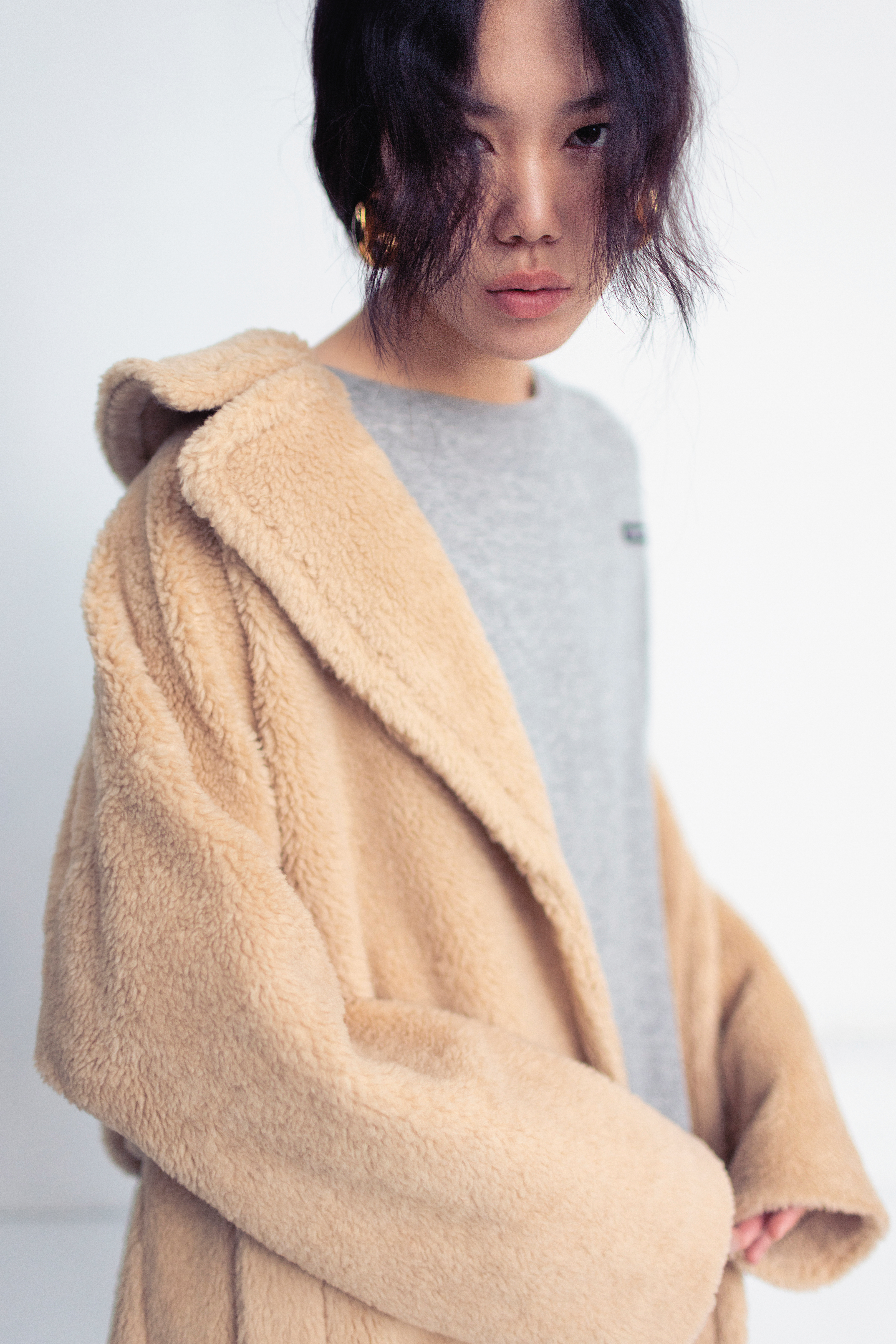Teddy外套 NT$51,000 by Weekend Max Mara／灰色棉質上衣 NT$30,500 by MIU MIU／GUCCI Marina Chain耳環 價格店洽 by GUCCI