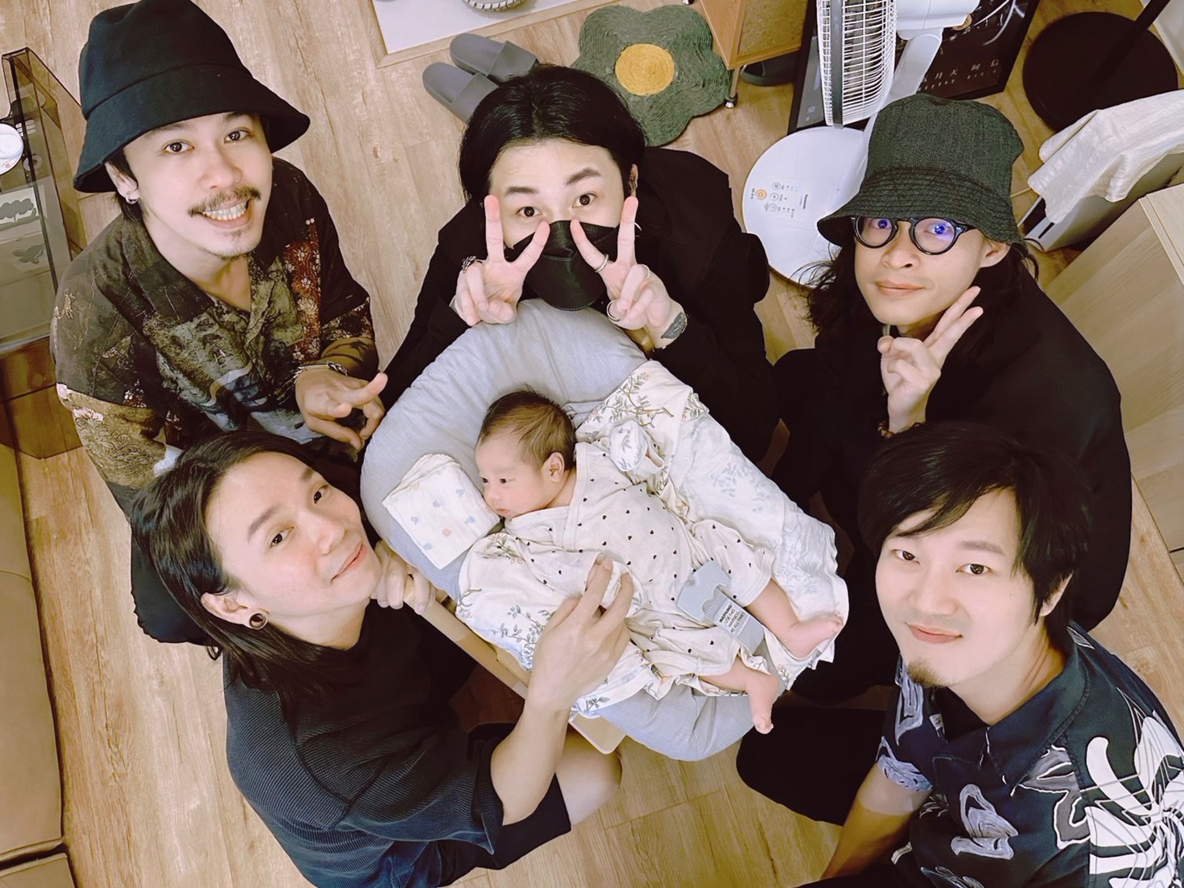 麋先生MIXER貝斯手以諾的女兒今（9日）滿月，團員都非常寵愛小公主。（相信音樂提供）