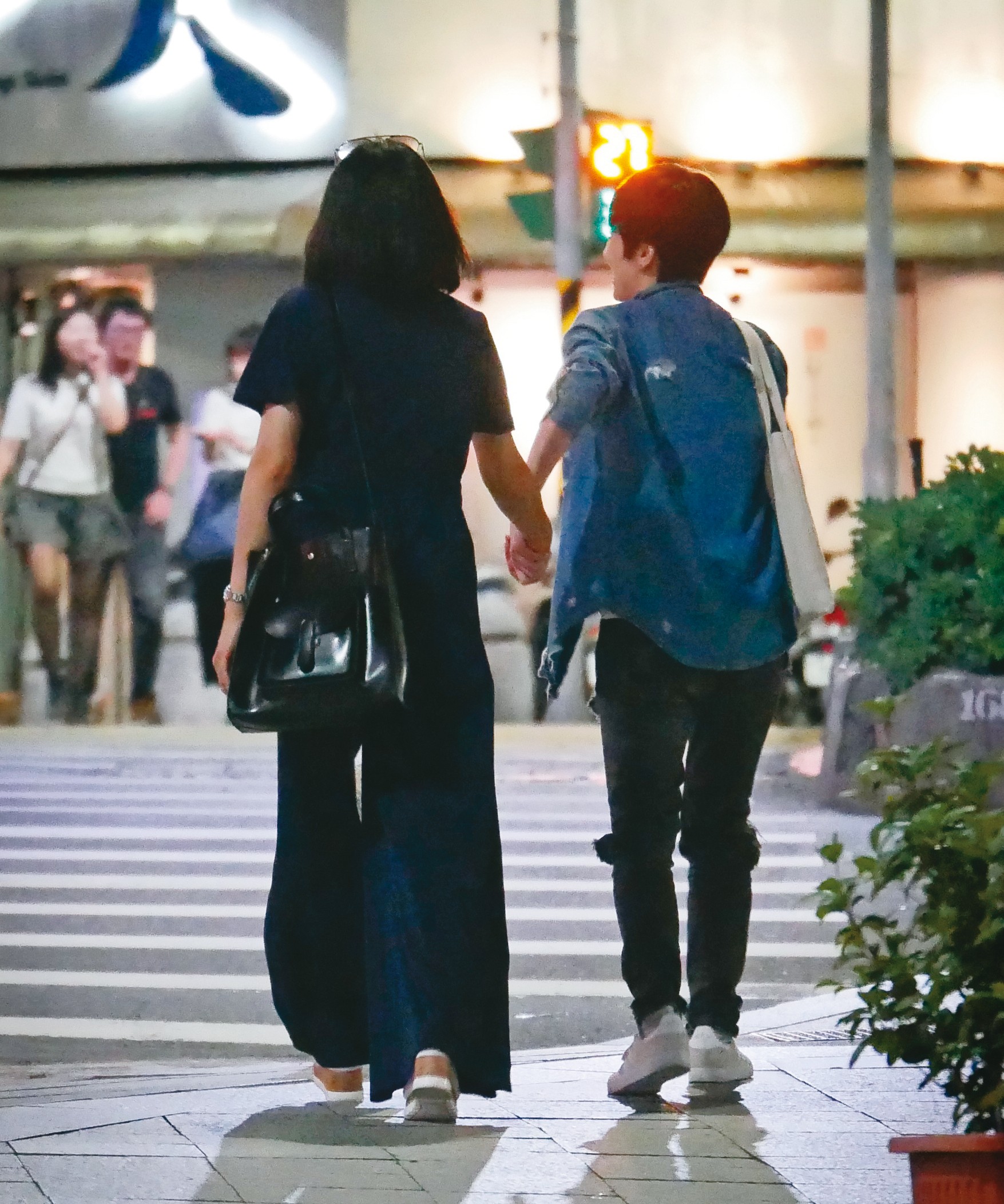 本刊曾經直擊江祖平與周孝安分手之後，跟一名短髮女子在街上公然親暱，但她解釋對方是閨密。