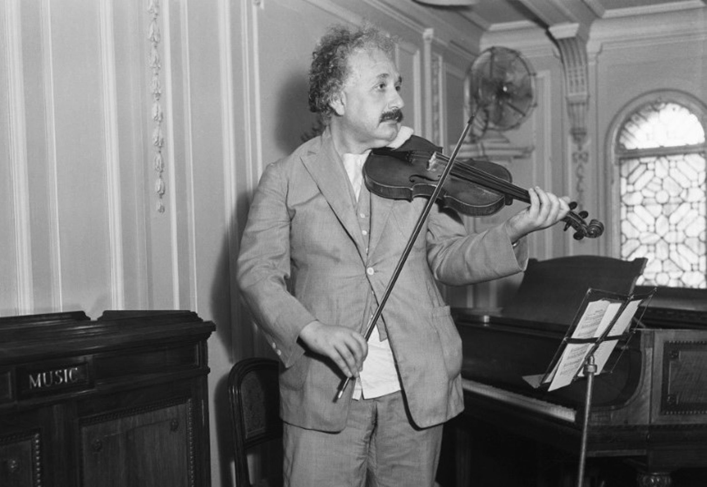 愛因斯坦生前熱愛音樂,會拉小提琴。(翻攝X@AlbertEinstein)
