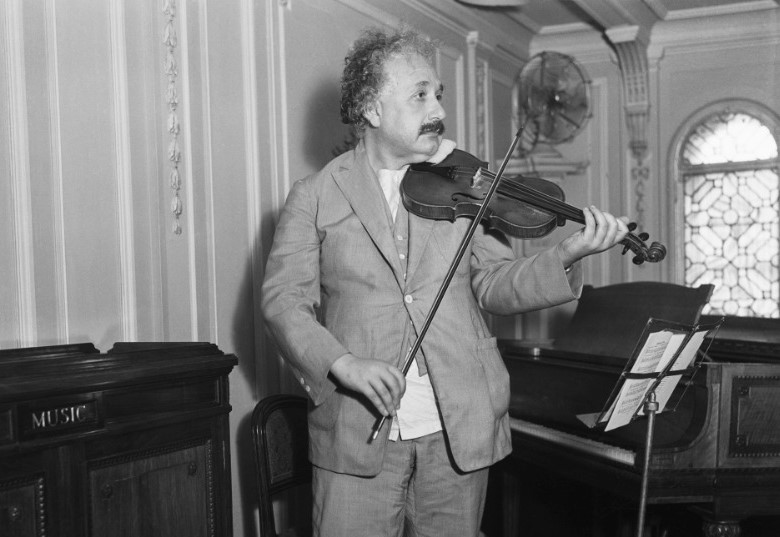 愛因斯坦生前熱愛音樂，會拉小提琴。（翻攝X@AlbertEinstein）