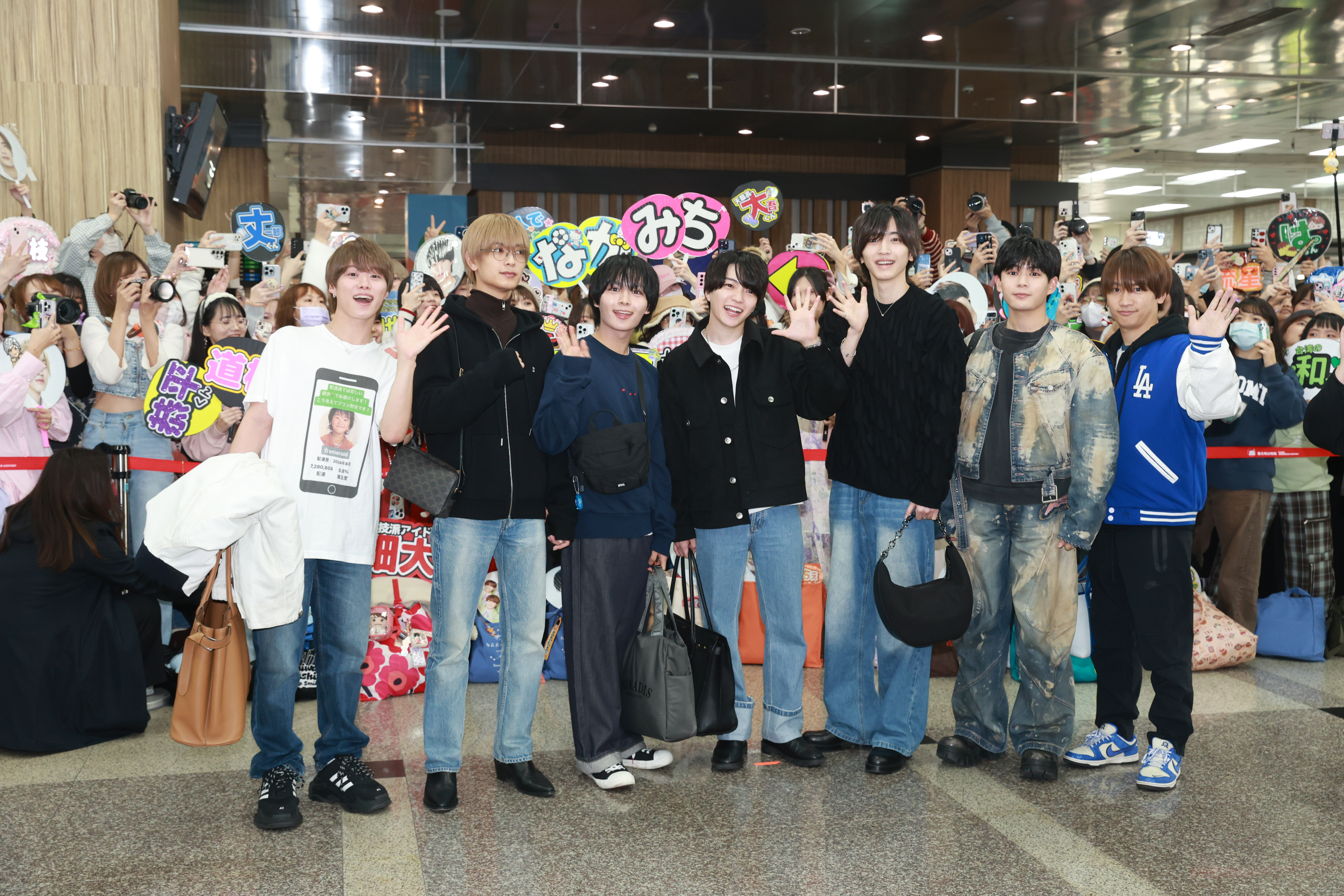 浪花男子抵台被600粉接機，右起藤原丈一郎，長尾謙杜、道枝駿佑、西畑大吾、大西流星、高橋恭平、大橋和也。