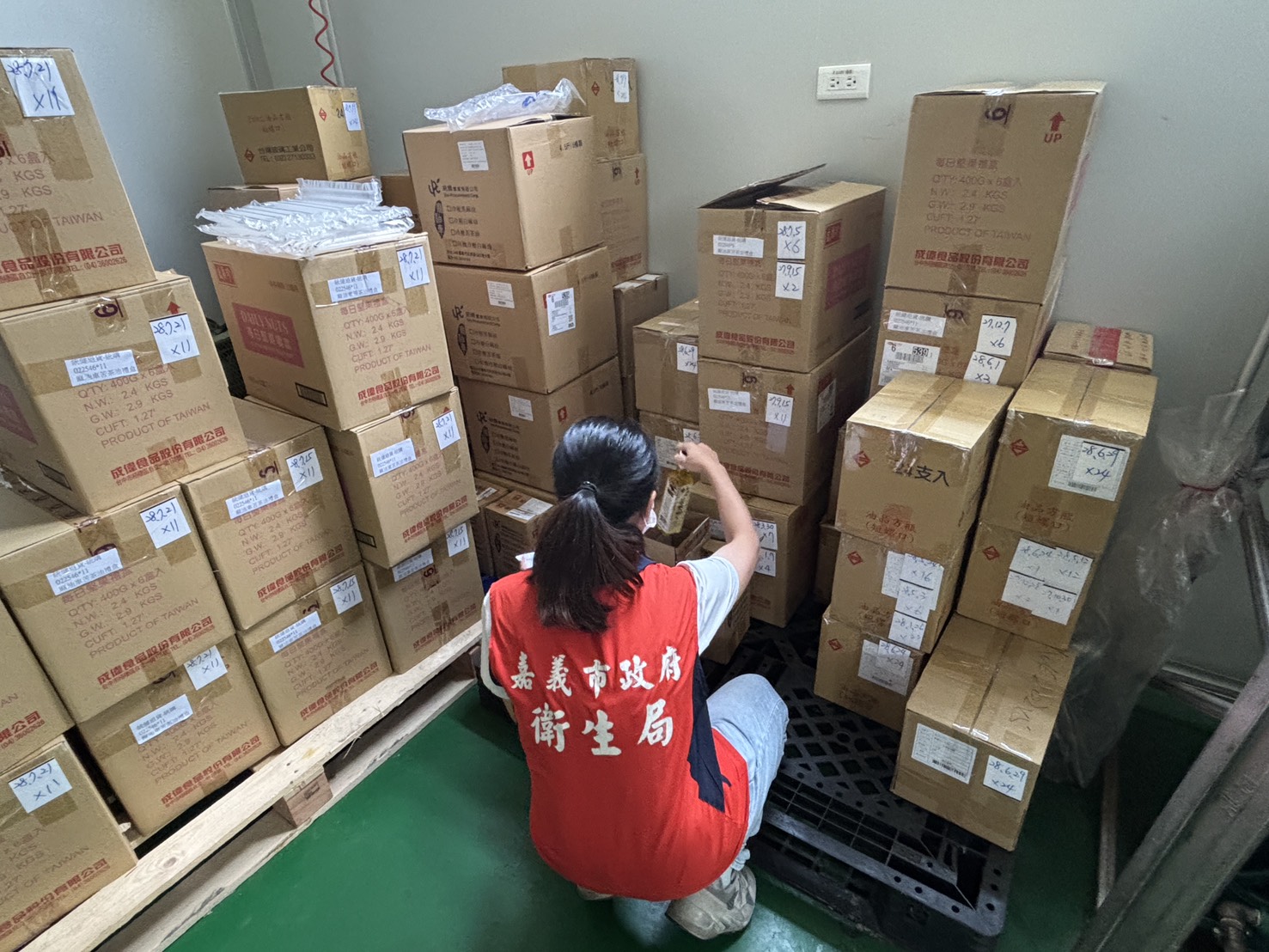 嘉義市衛生局今前往統購實業稽查,要求業者清查問題產品流向並持續下架回收。(嘉義市衛生局提供)