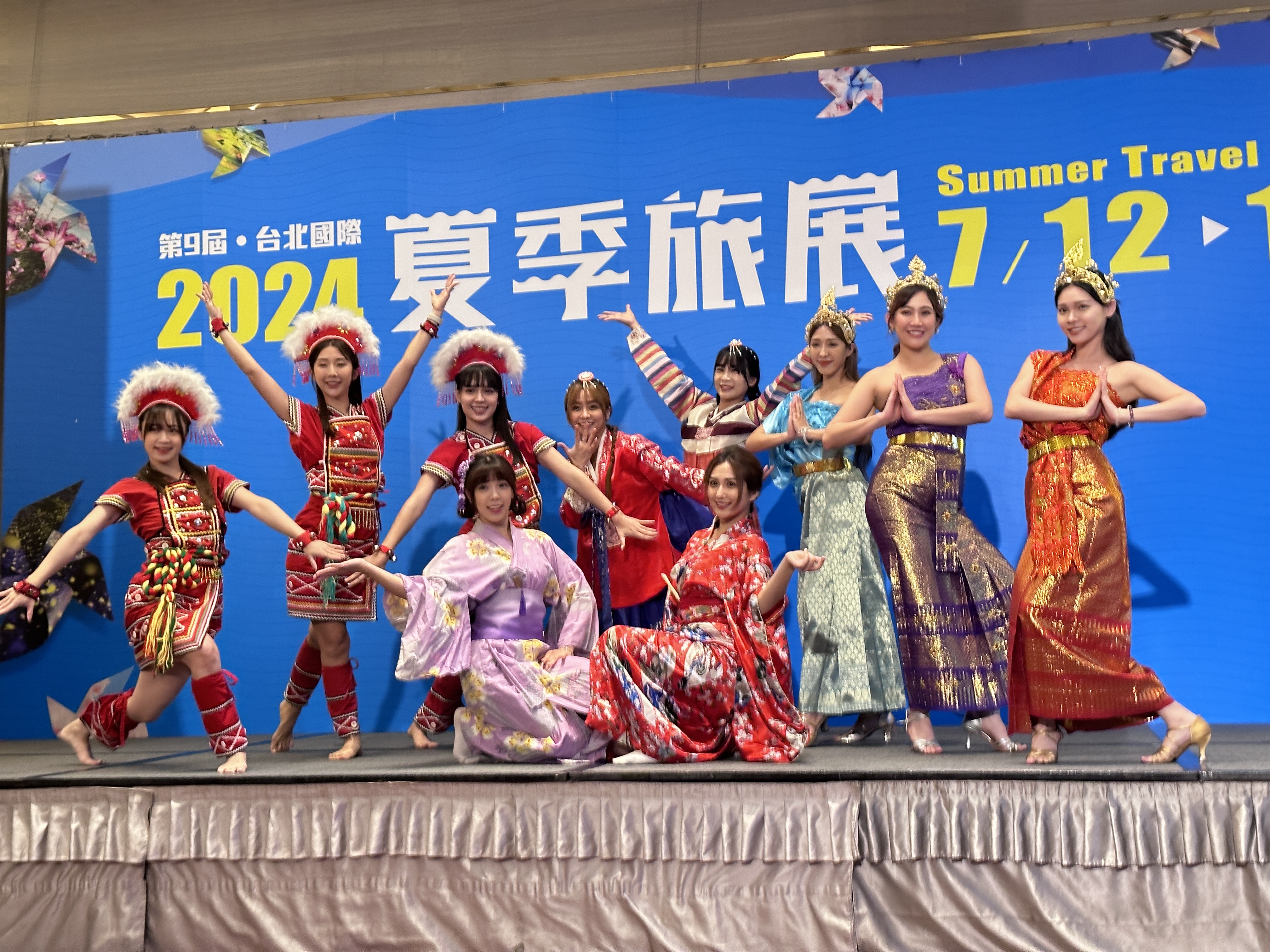 官方祭出多項優惠,展期當日單筆消費滿5,000元可抽機票等大獎。
