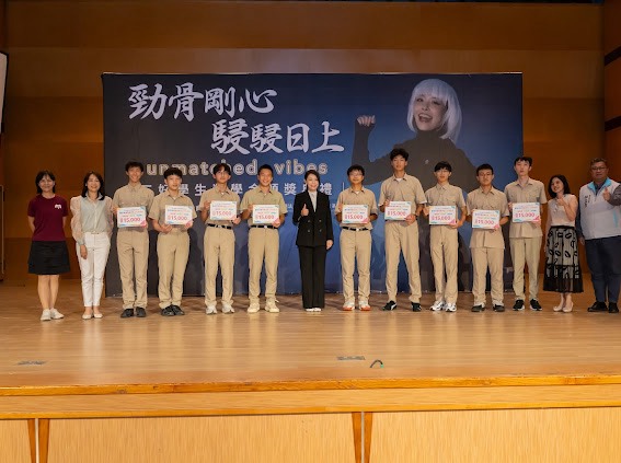 市長高虹安受邀潤聲教育基金會三好獎學金頒獎,與9位獲獎學生合影。