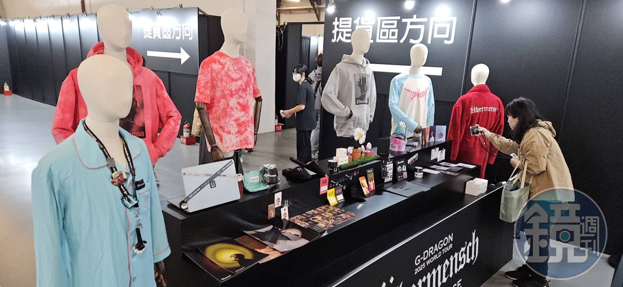 販售區內提供包括連帽外套、T-shirt、耳機包、睡衣及限量應援手燈等周邊商品,目前已有部份商品完售。(讀者提供)