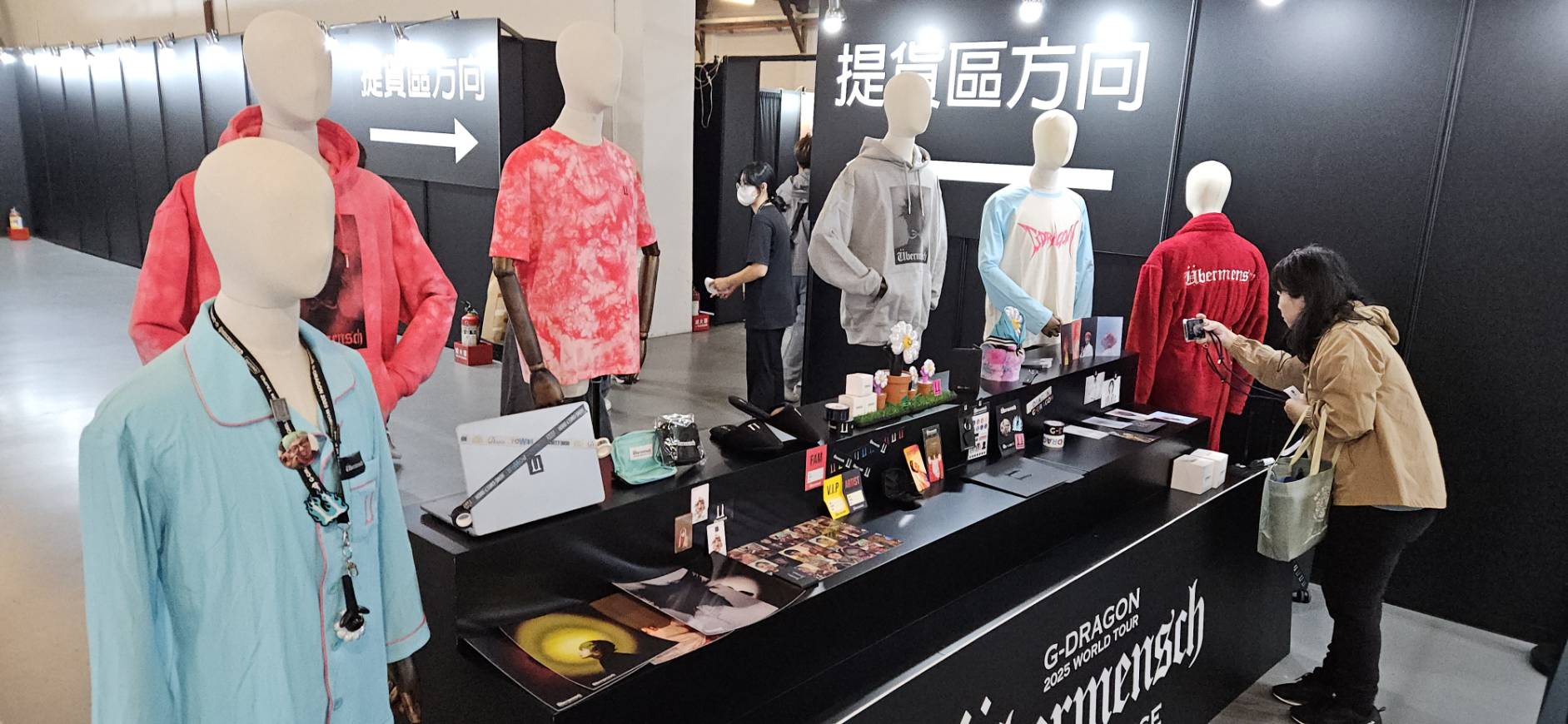販售區內提供包括連帽外套、T-shirt、耳機包、睡衣及限量應援手燈等周邊商品,目前已有部份商品完售。(讀者提供)