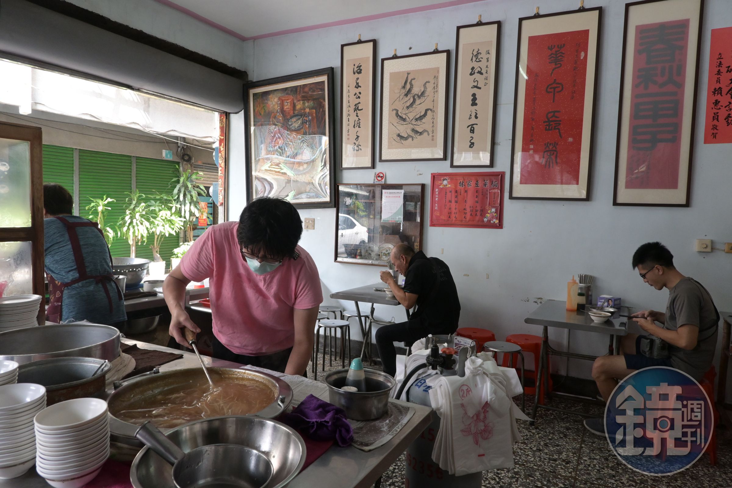 傳承上百年的林家豆菜麵,裝潢儉樸,但牆上掛滿牌匾。