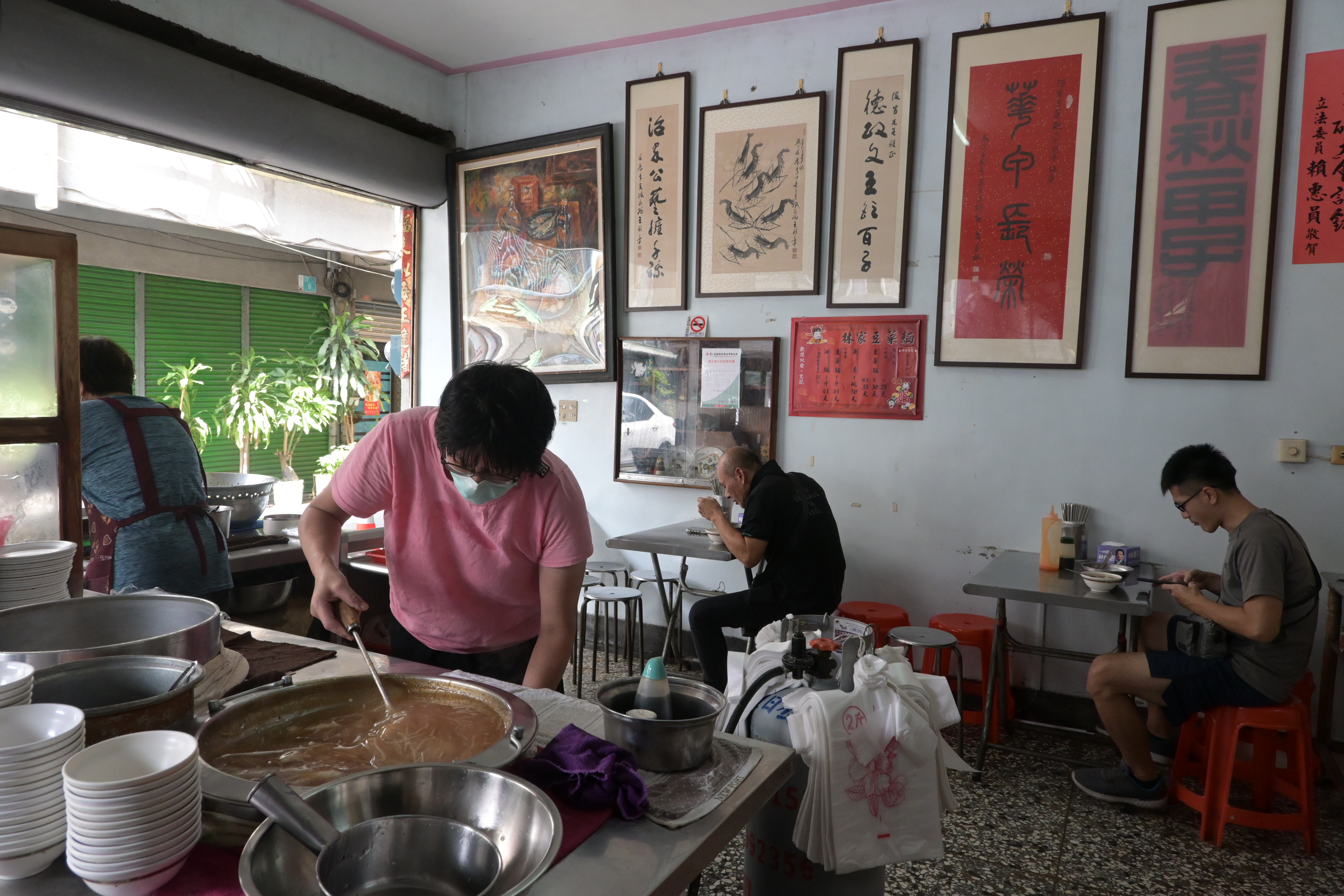 傳承上百年的林家豆菜麵,裝潢儉樸,但牆上掛滿牌匾。