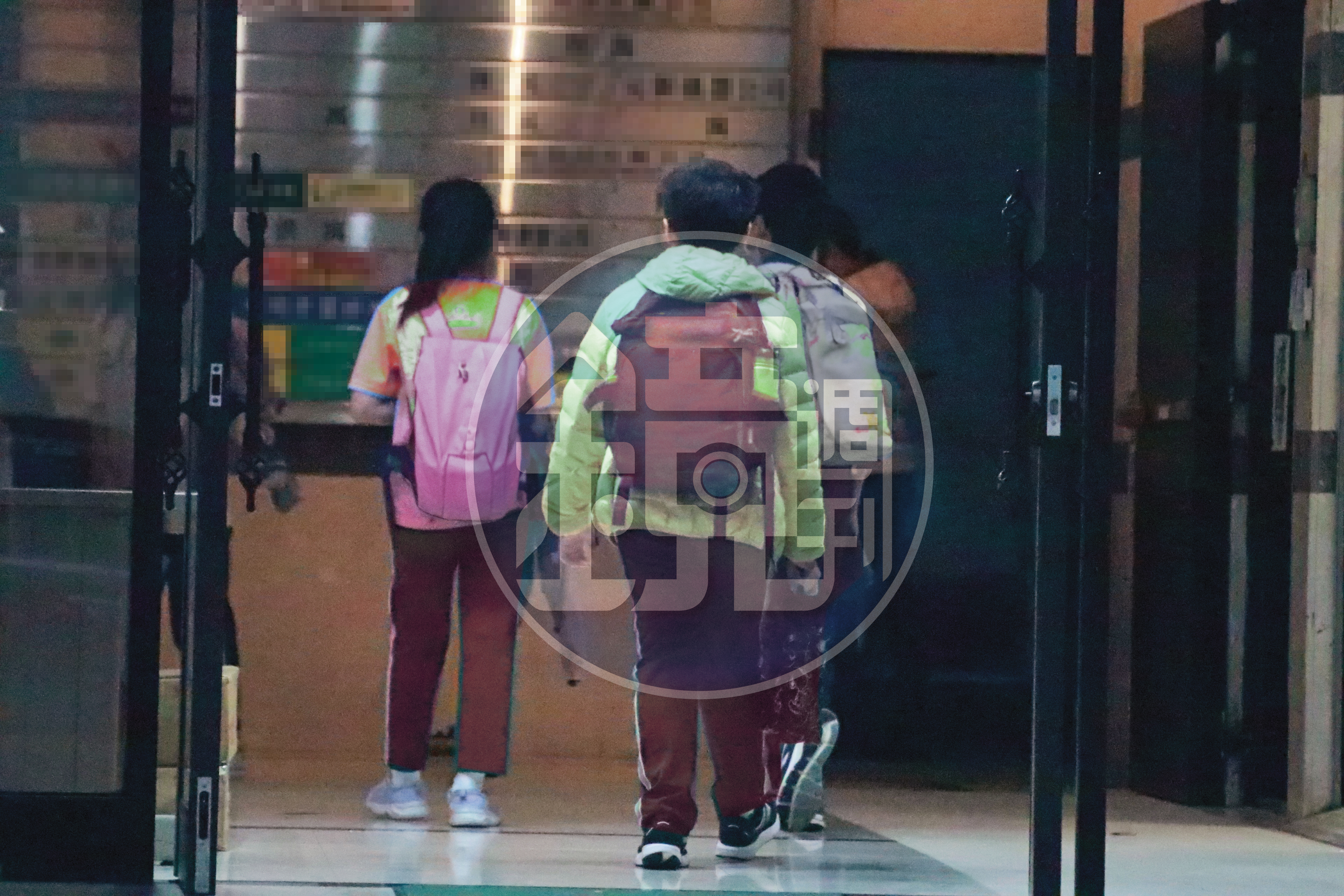 李麗娟工作的新安親班大樓門口，有小學生頻繁進出。圖中人物已變裝處理。